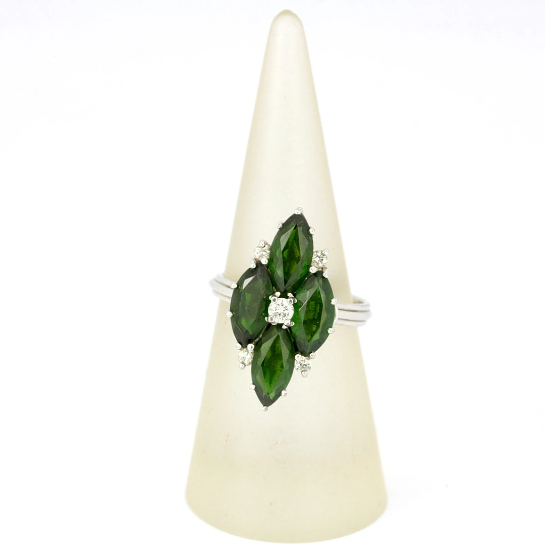 18CT GOLD, DIAMOND & TOURMALINE RING.
