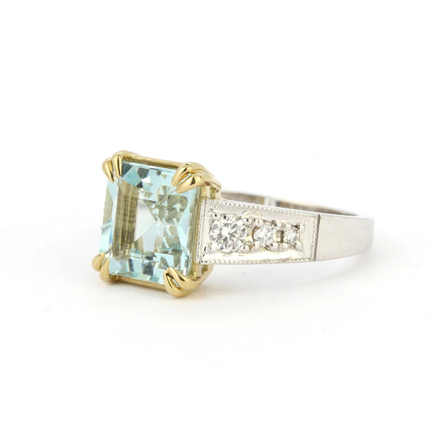 18CT GOLD, AQUAMARINE & DIAMOND RING.