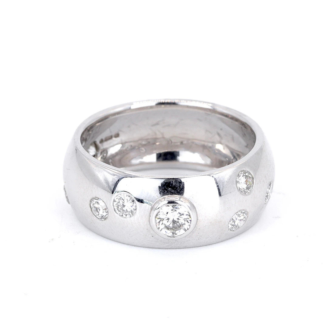 18CT DIAMOND SET RING.