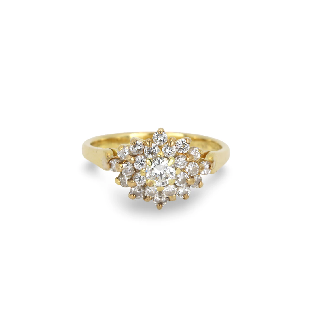 18CT DIAMOND CLUSTER RING.