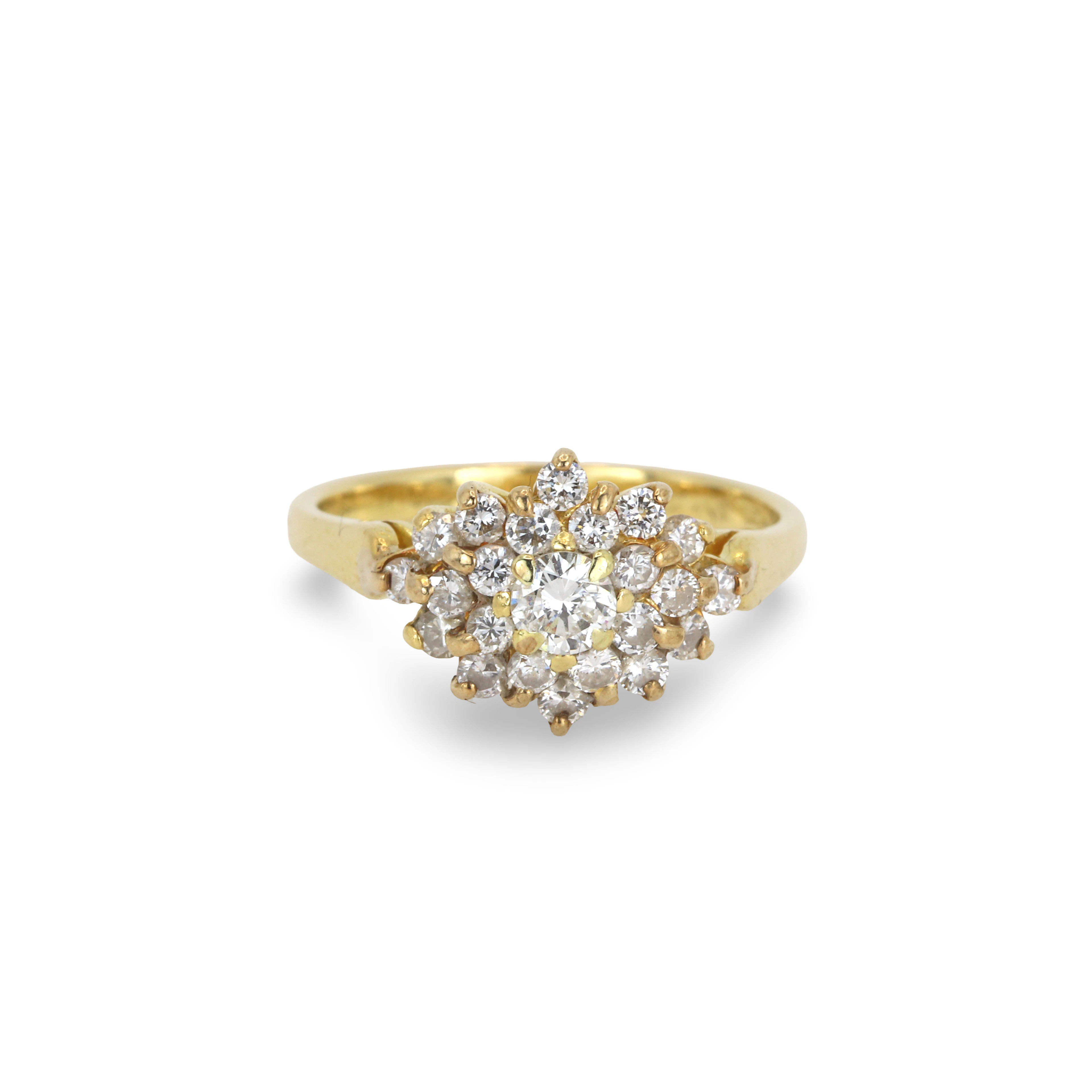 18CT DIAMOND CLUSTER RING.