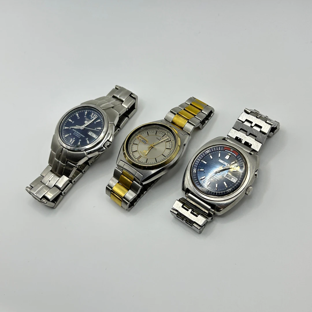 THREE VINTAGE SEIKO AUTOMATIC WRISTWATCHES.