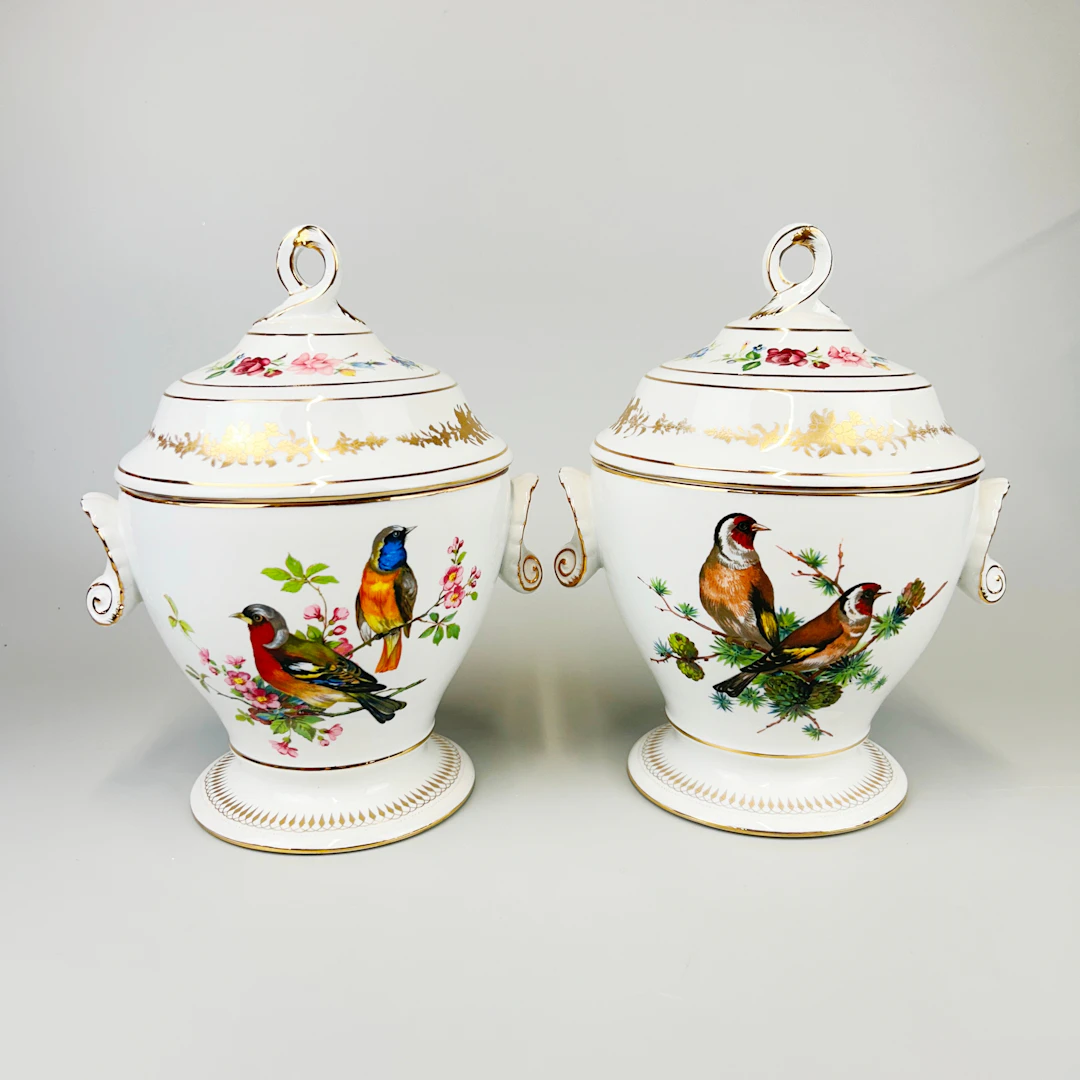 BIRD DESIGN PORCELAIN URNS.