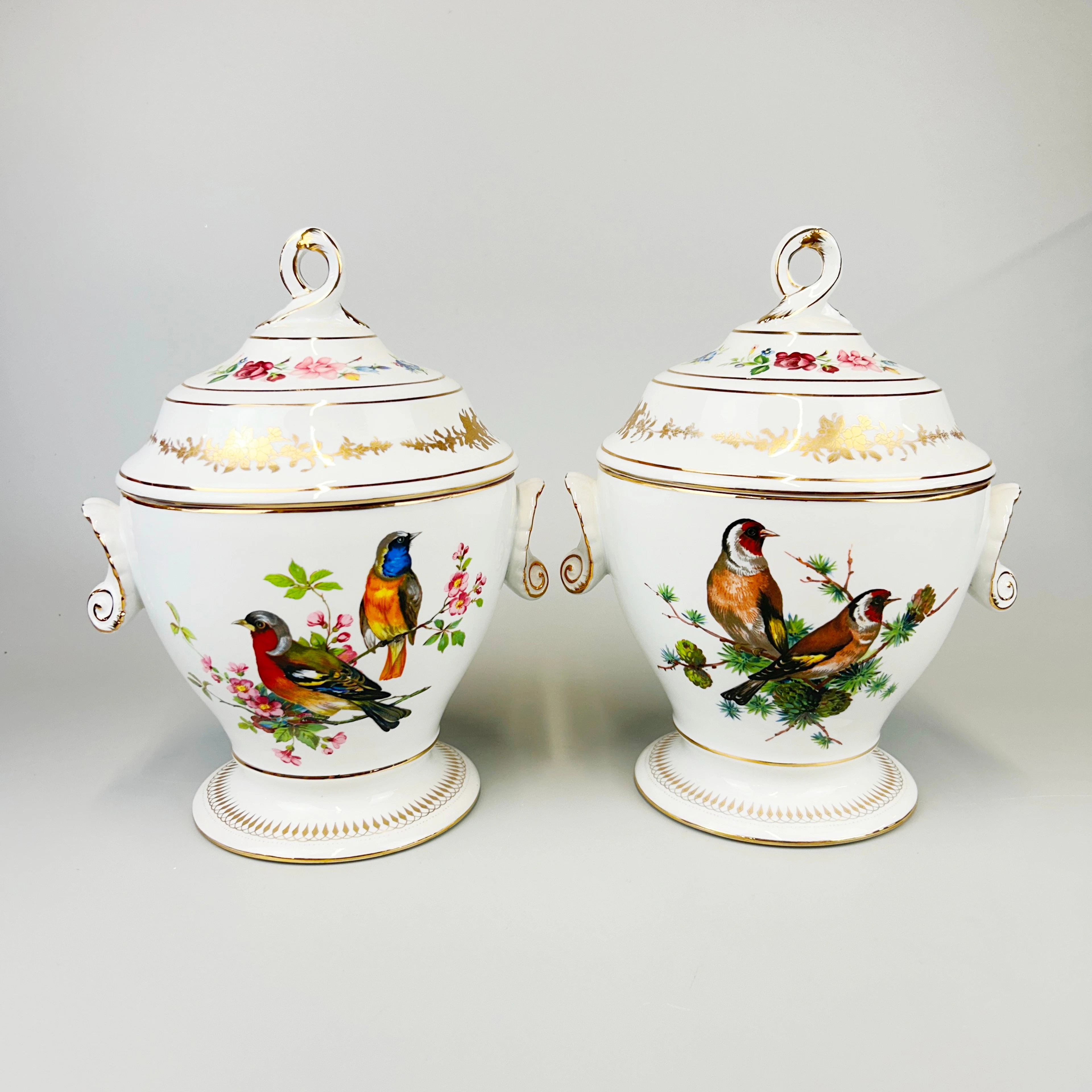 BIRD DESIGN PORCELAIN URNS.