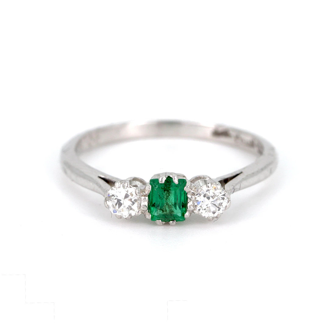 18CT GOLD EMERALD & DIAMOND RING.