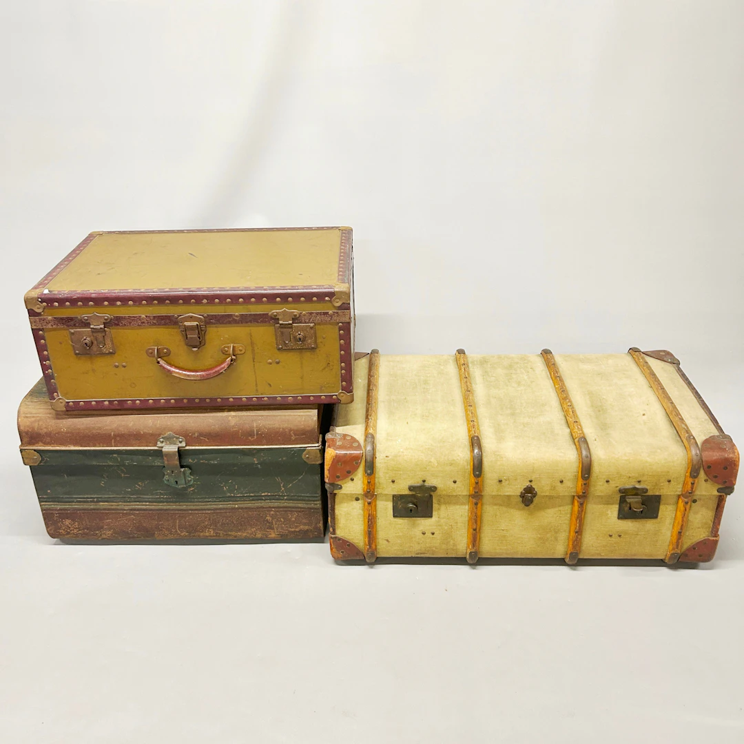 THREE VINTAGE LUGGAGE TRUNKS.