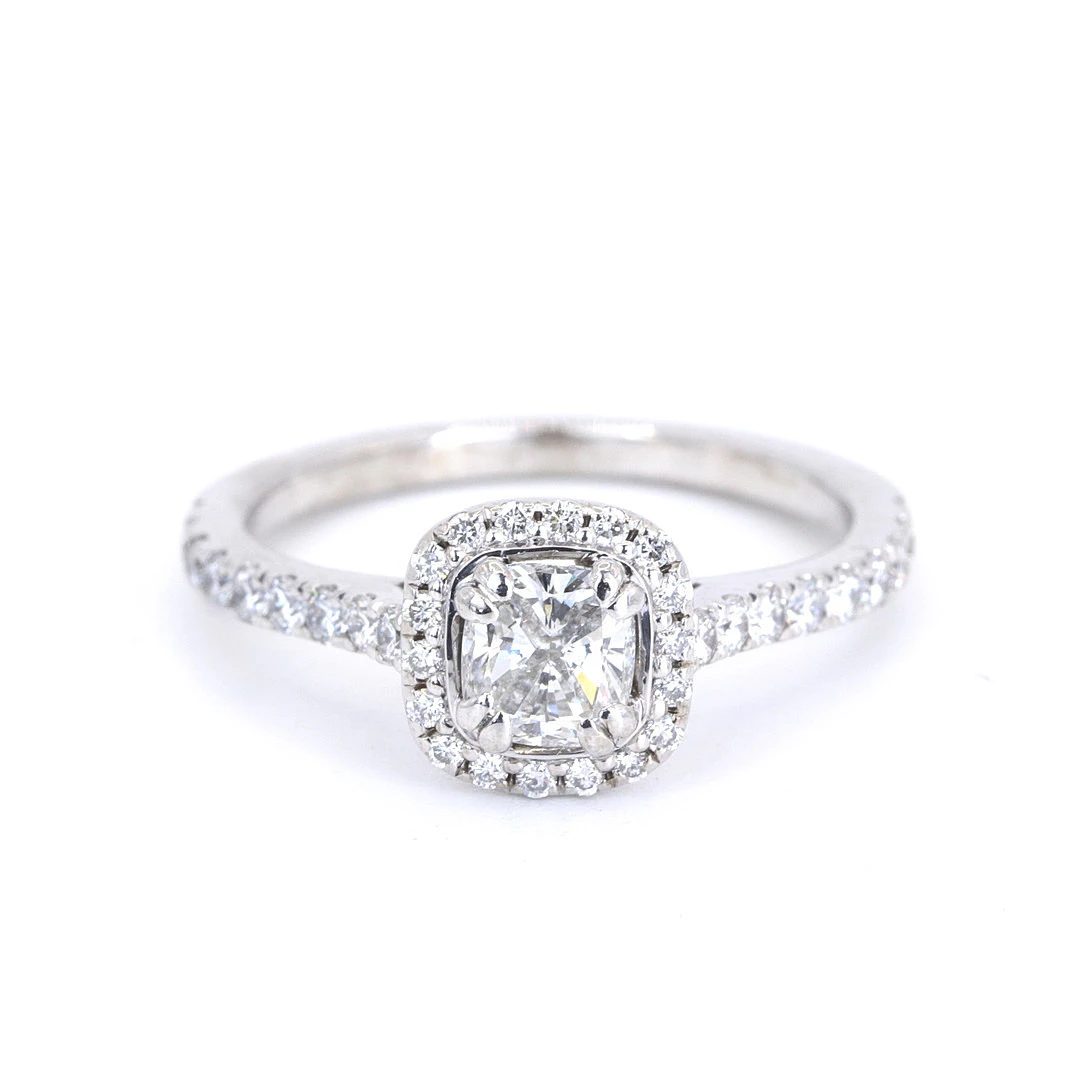 18CT 1.04CT DIAMOND HALO RING.