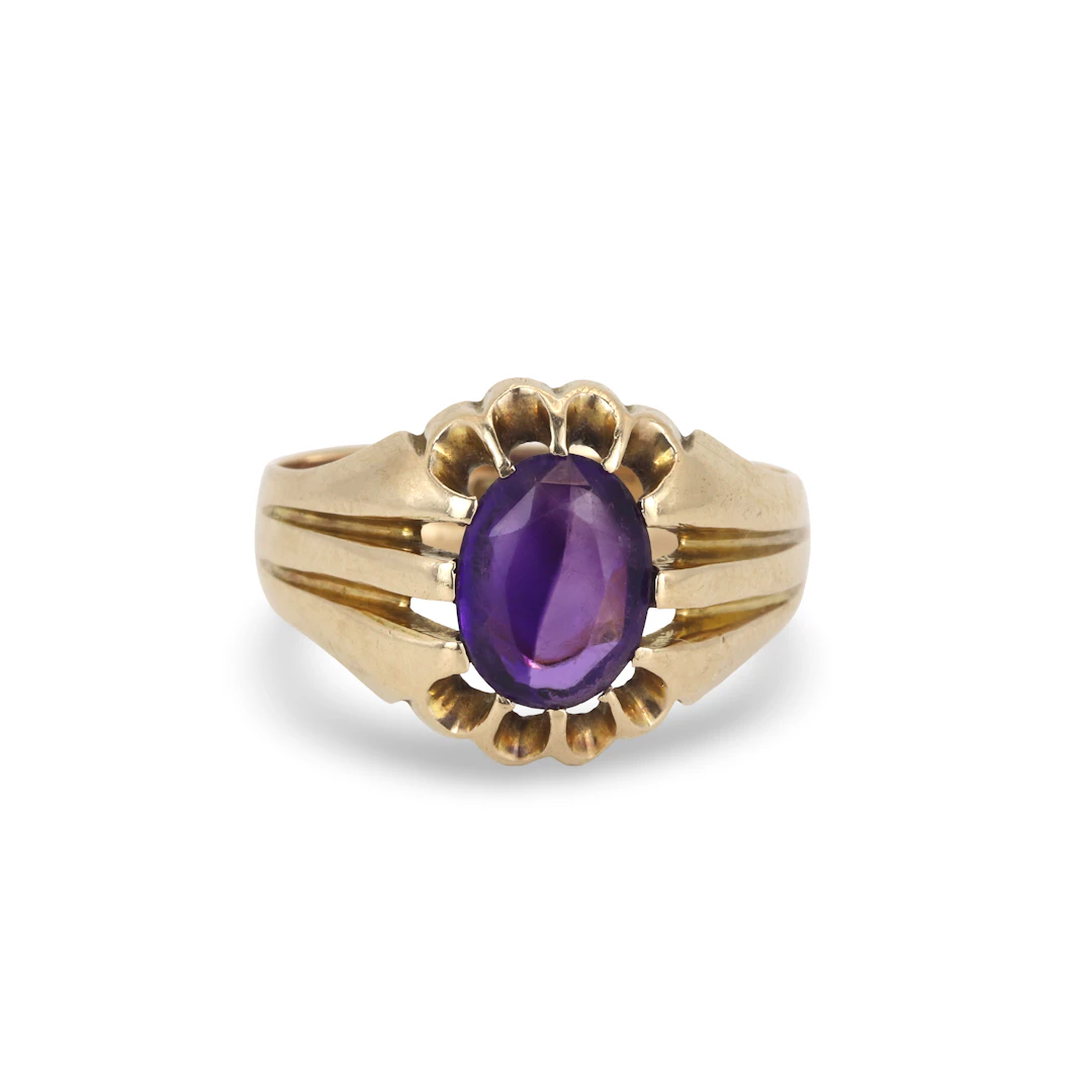 9CT GOLD AMETHYST RING.