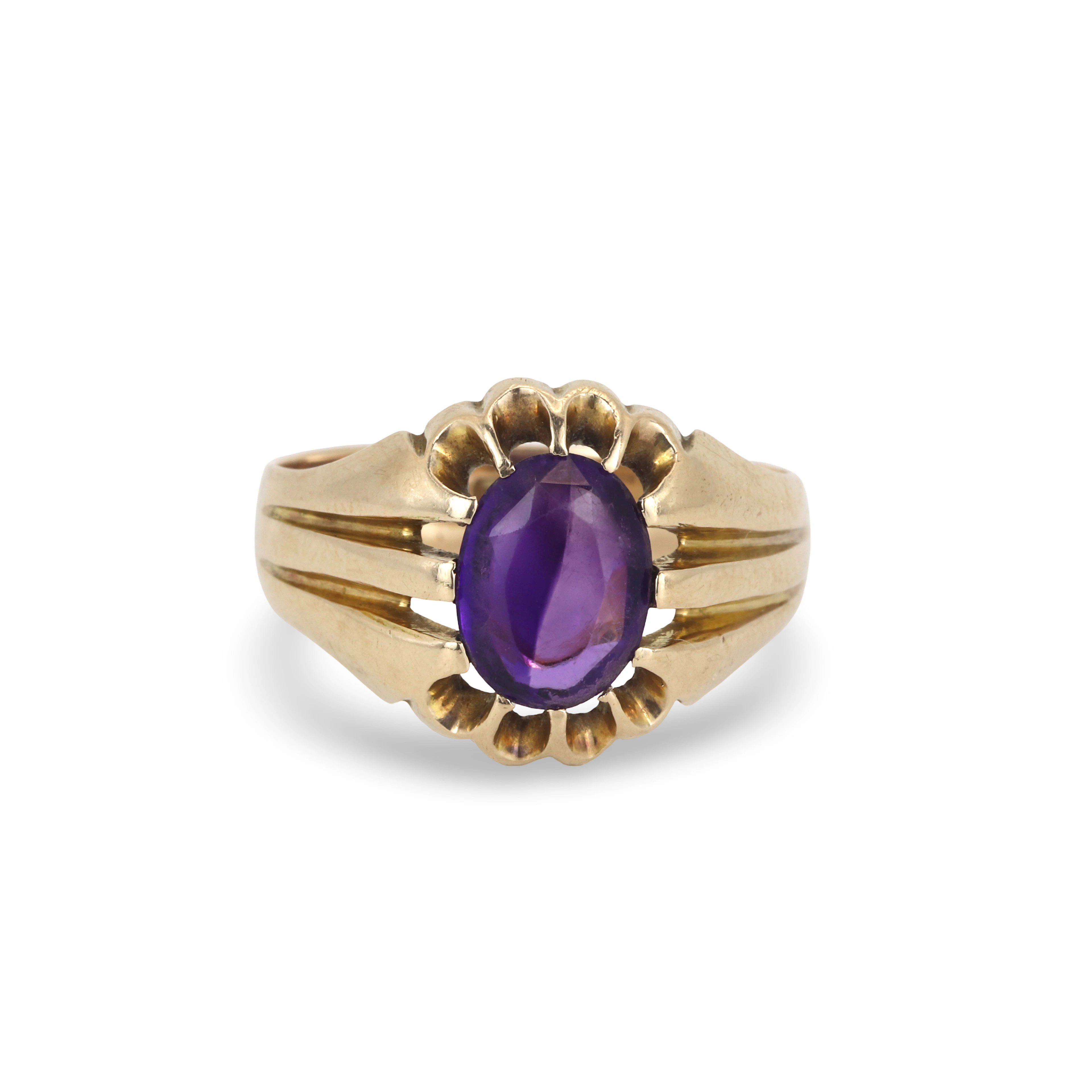 9CT GOLD AMETHYST RING.