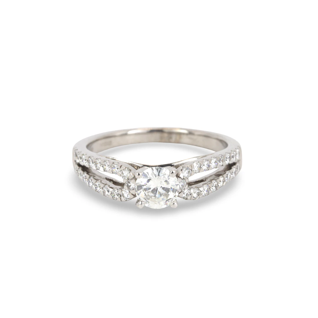 18CT GOLD DIAMOND SOLITAIRE RING.