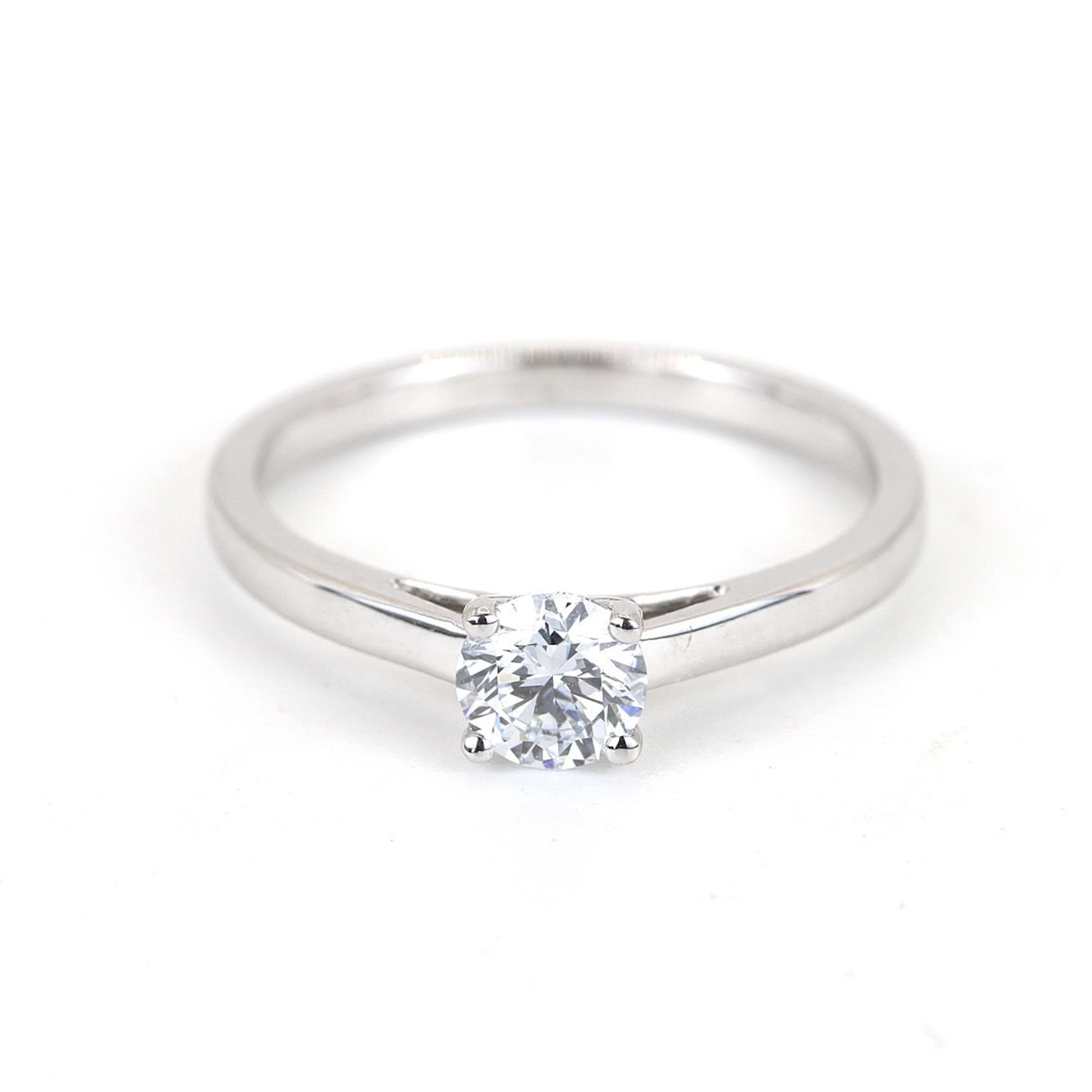 9CT GOLD LAB DIAMOND RING.