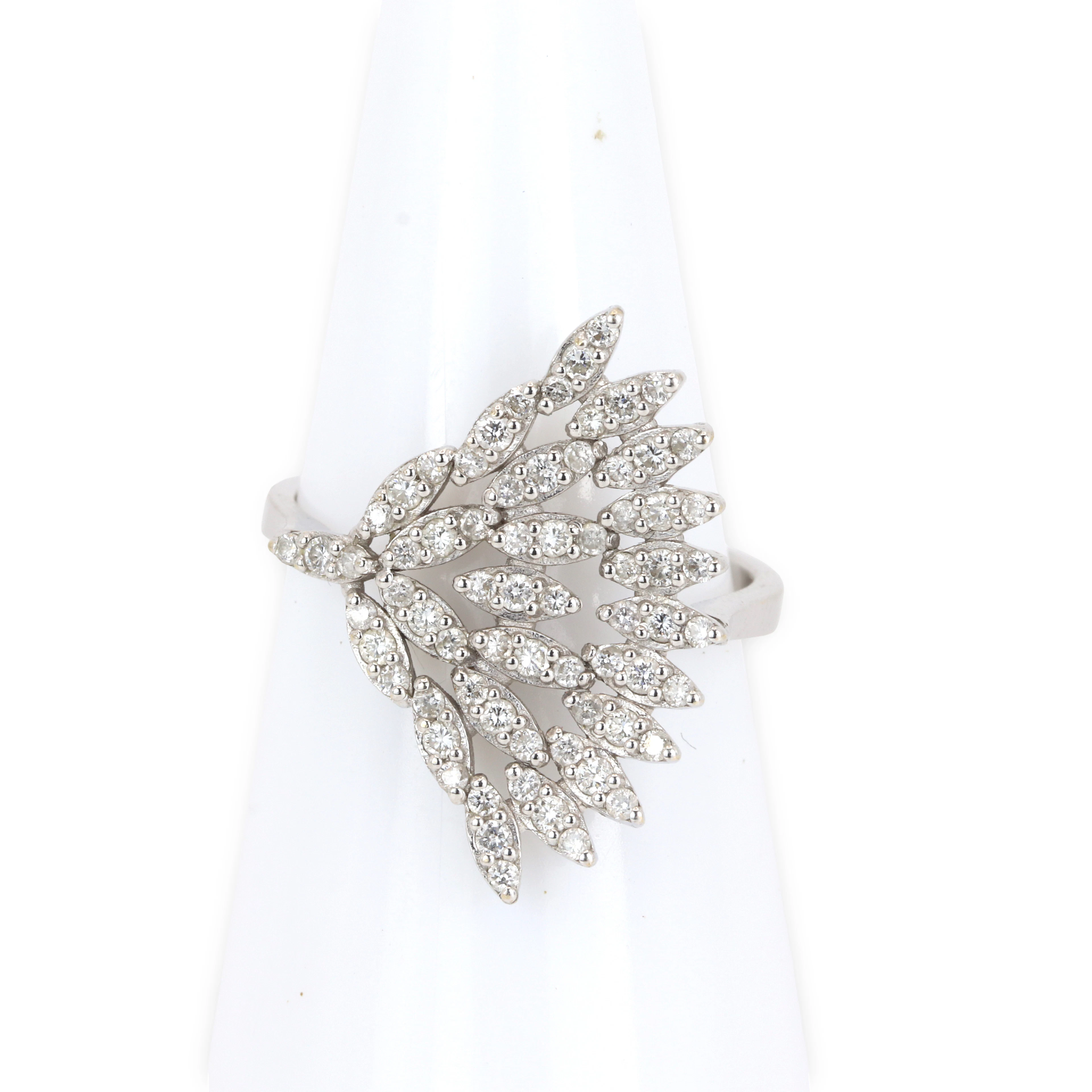 18CT GOLD DIAMOND RING.