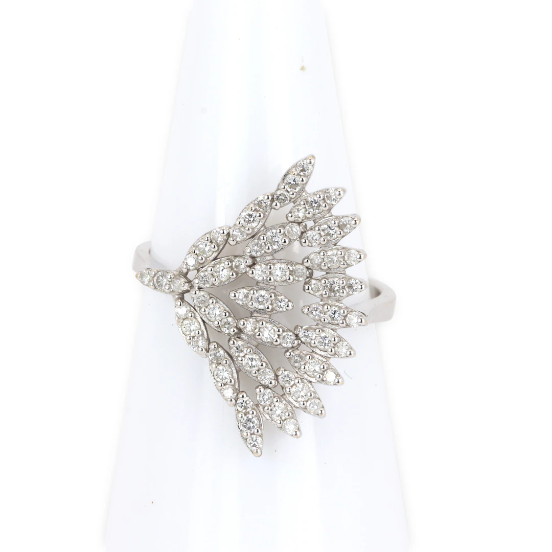 18CT GOLD DIAMOND RING.