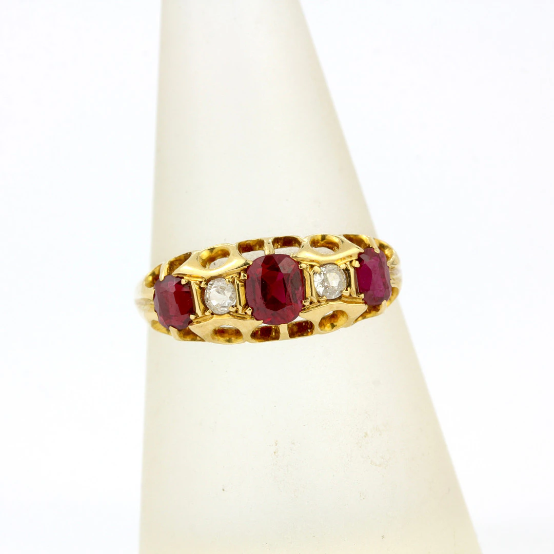18CT ANTIQUE RUBY & DIAMOND RING.