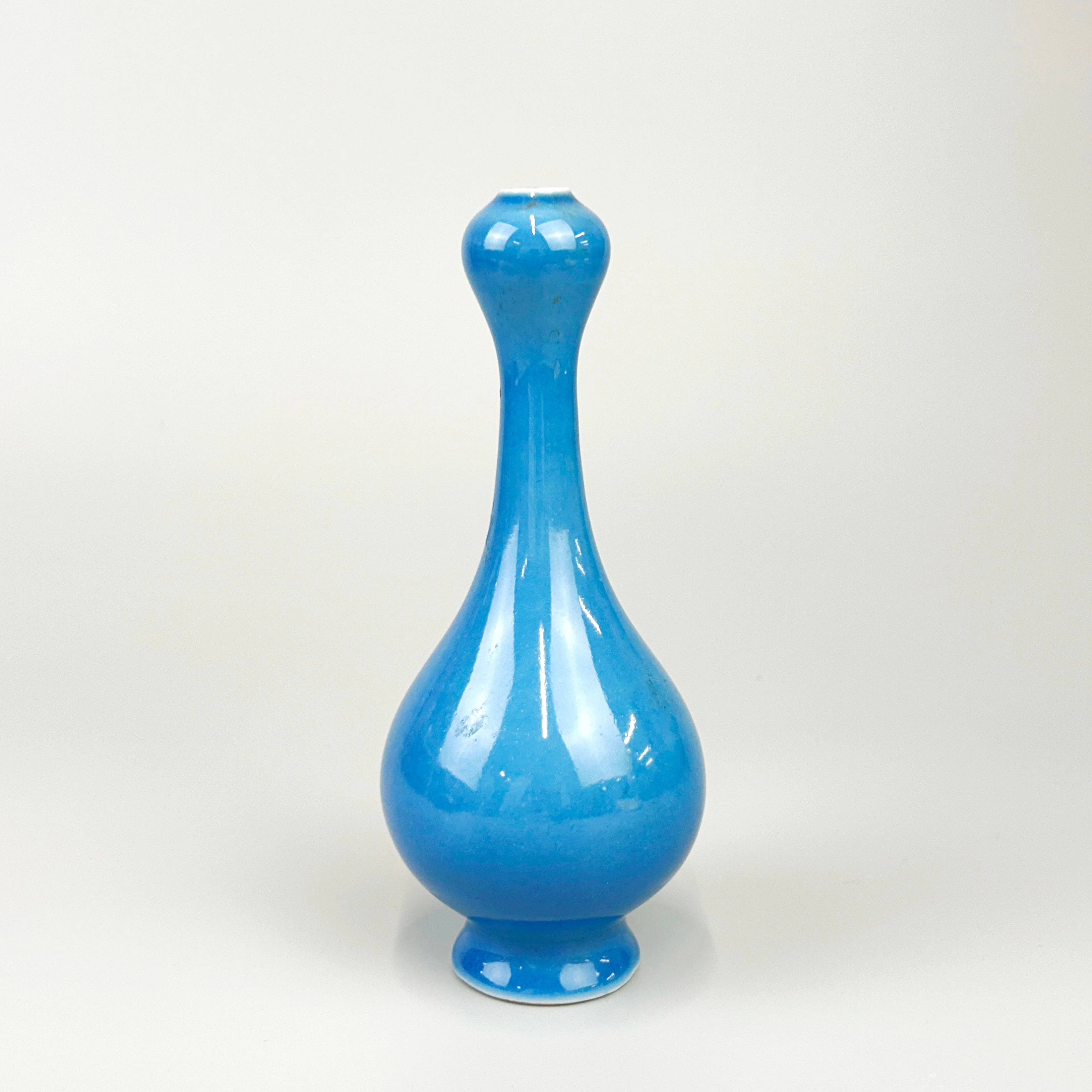 CHINESE GARLIC NECK VASE.