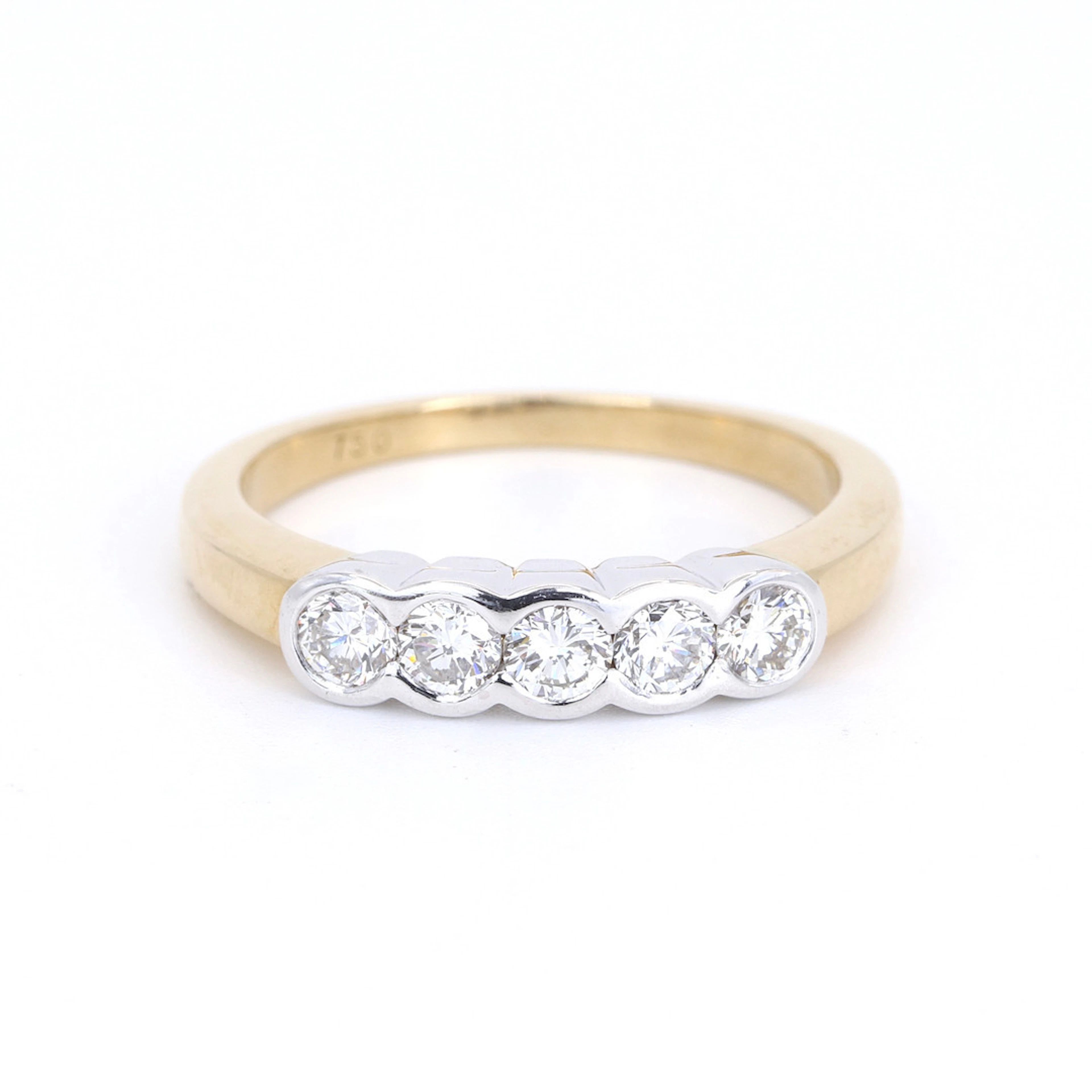 18CT GOLD DIAMOND SET FIVE STONE RING.