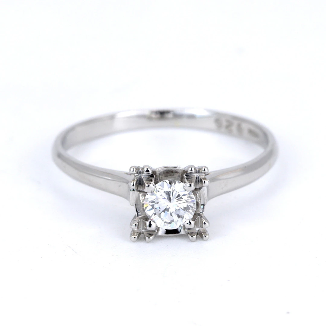 PLATINUM DIAMOND SET RING.