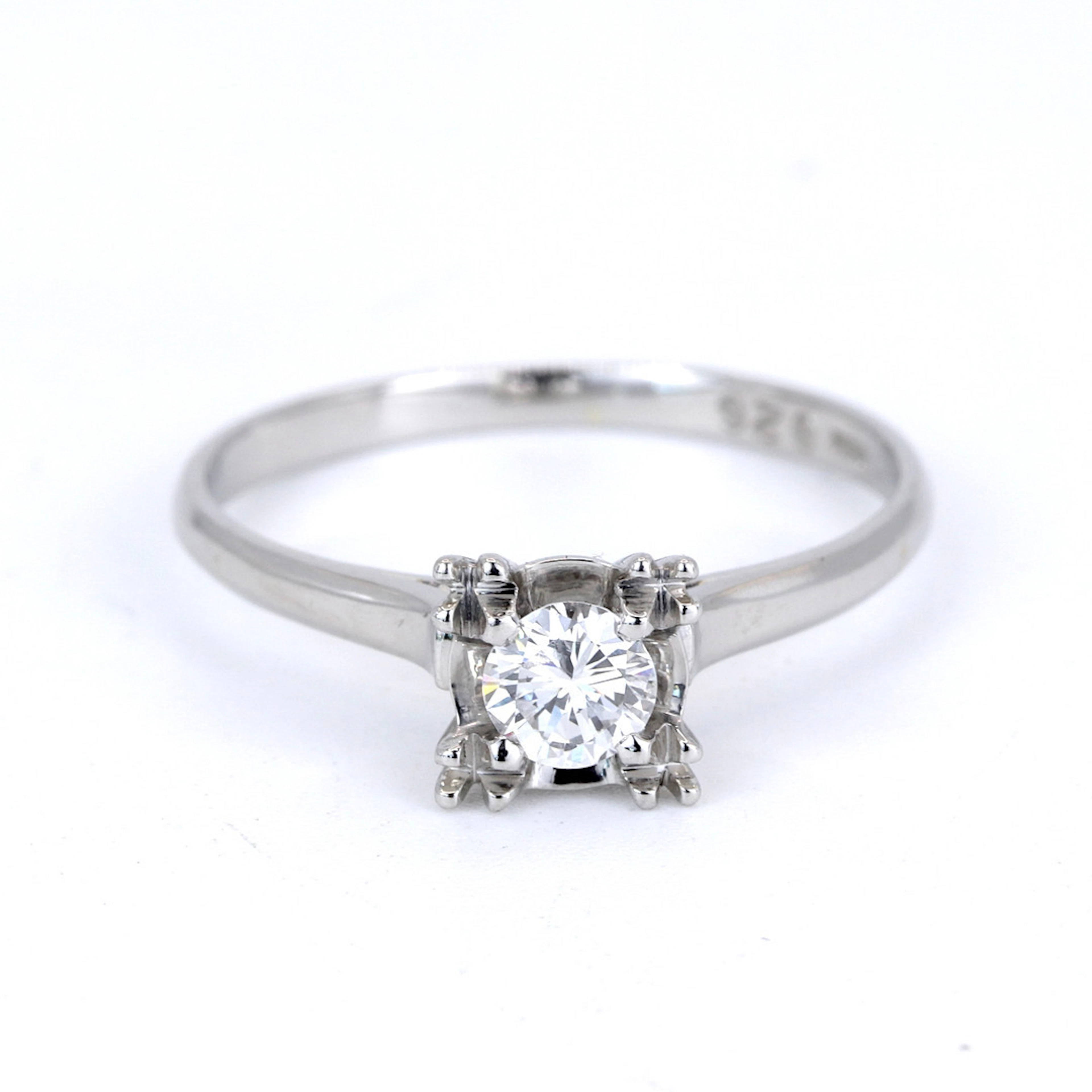 PLATINUM DIAMOND SET RING.