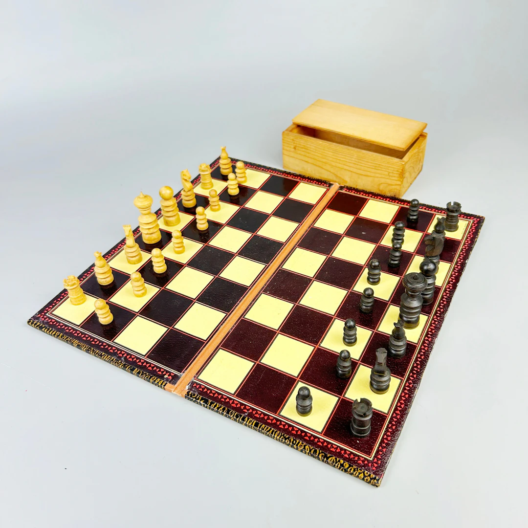 CHESS SET.