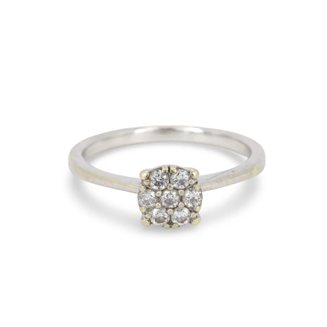 9CT DIAMOND CLUSTER RING.