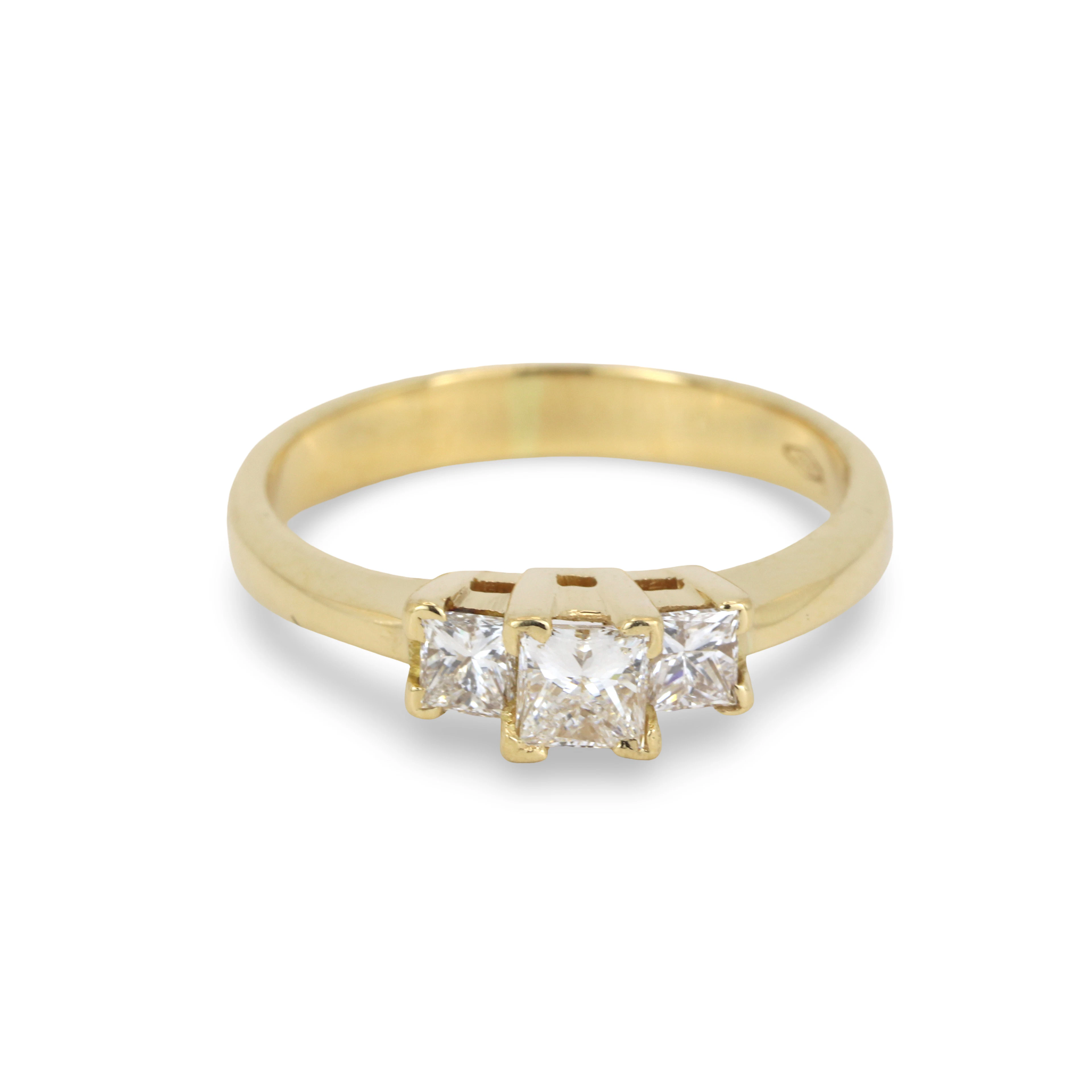 18CT GOLD DIAMOND RING.