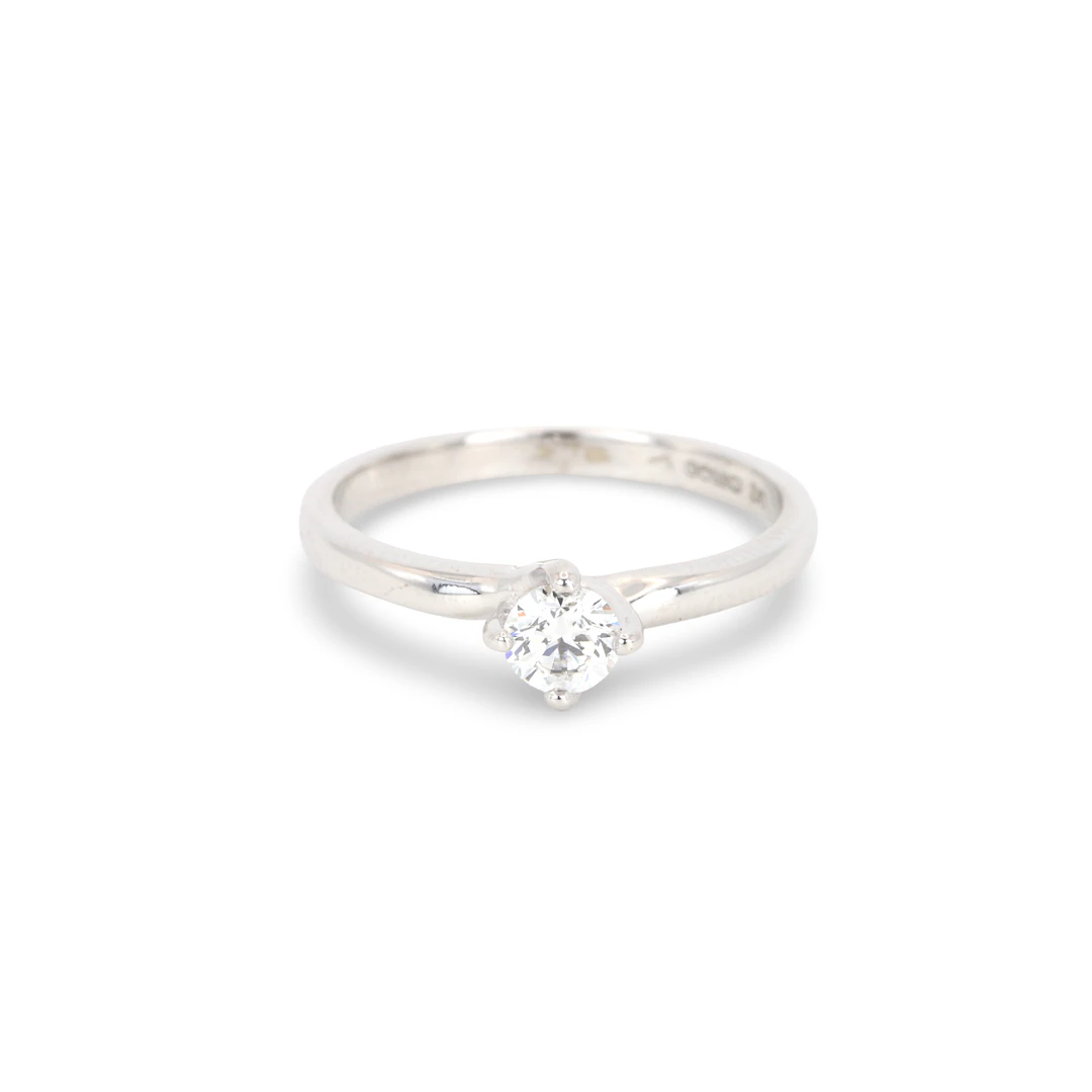 18CT GOLD DIAMOND SOLITAIRE RING.