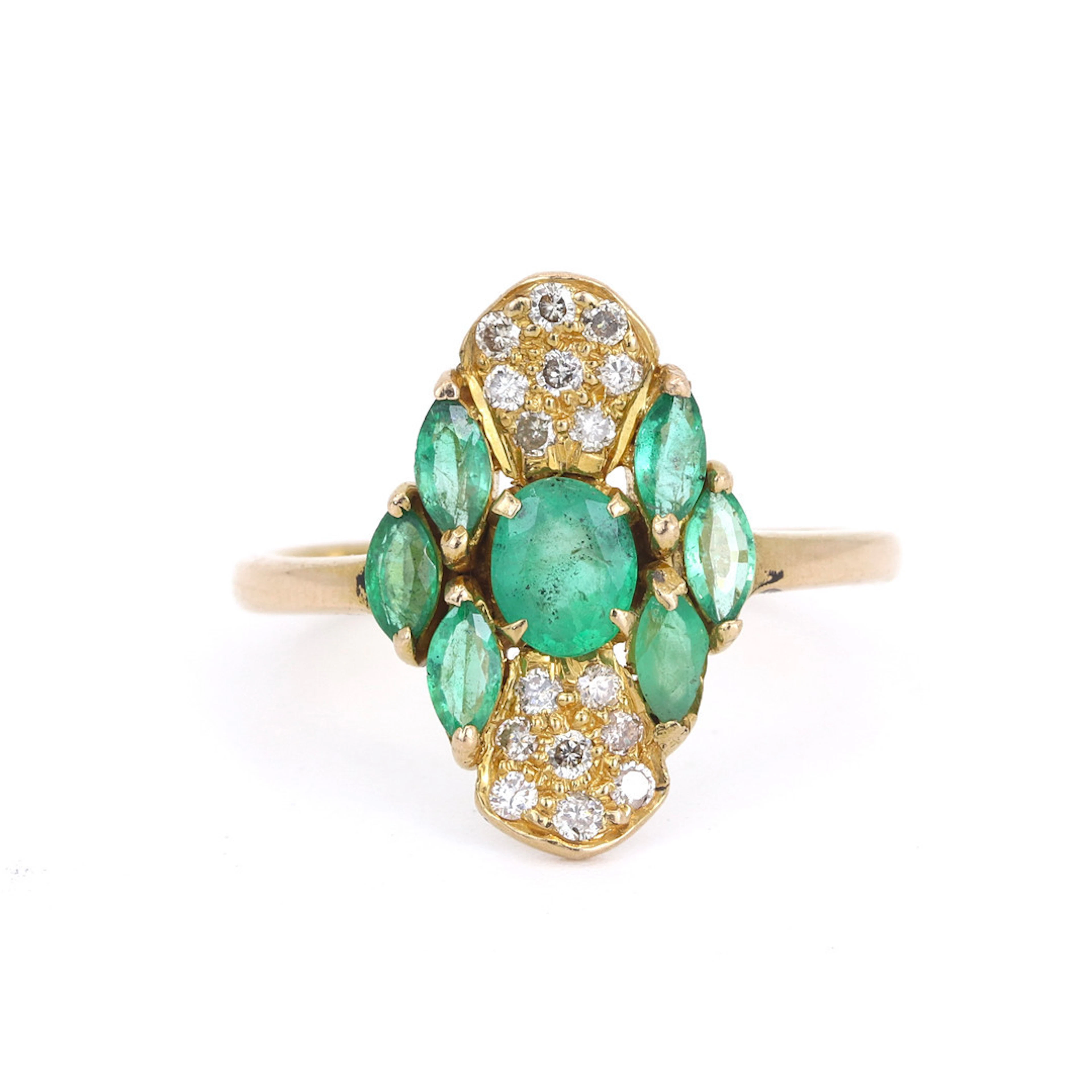 18CT GOLD EMERALD & DIAMOND SET RING.