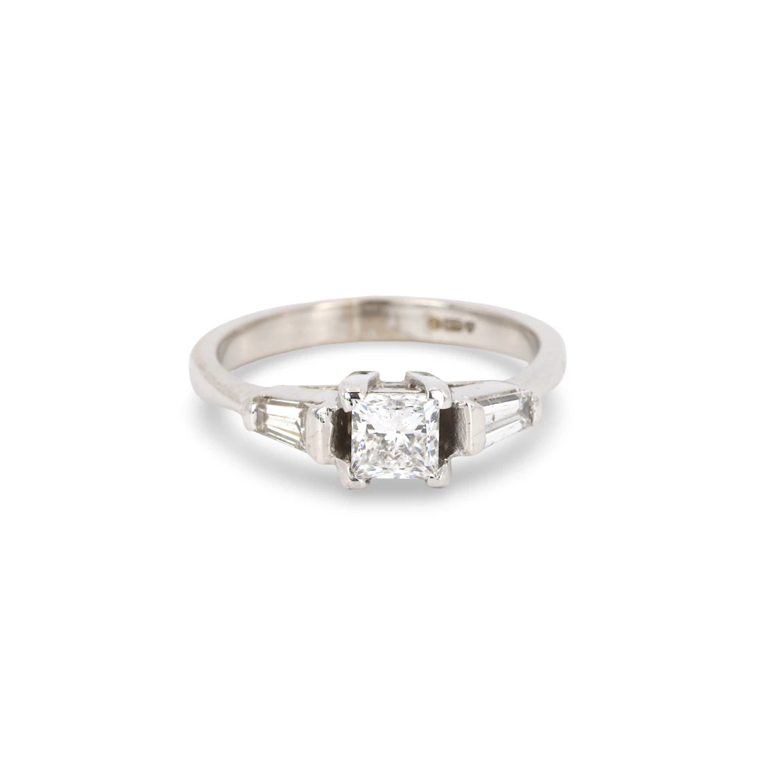18CT GOLD DIAMOND RING.