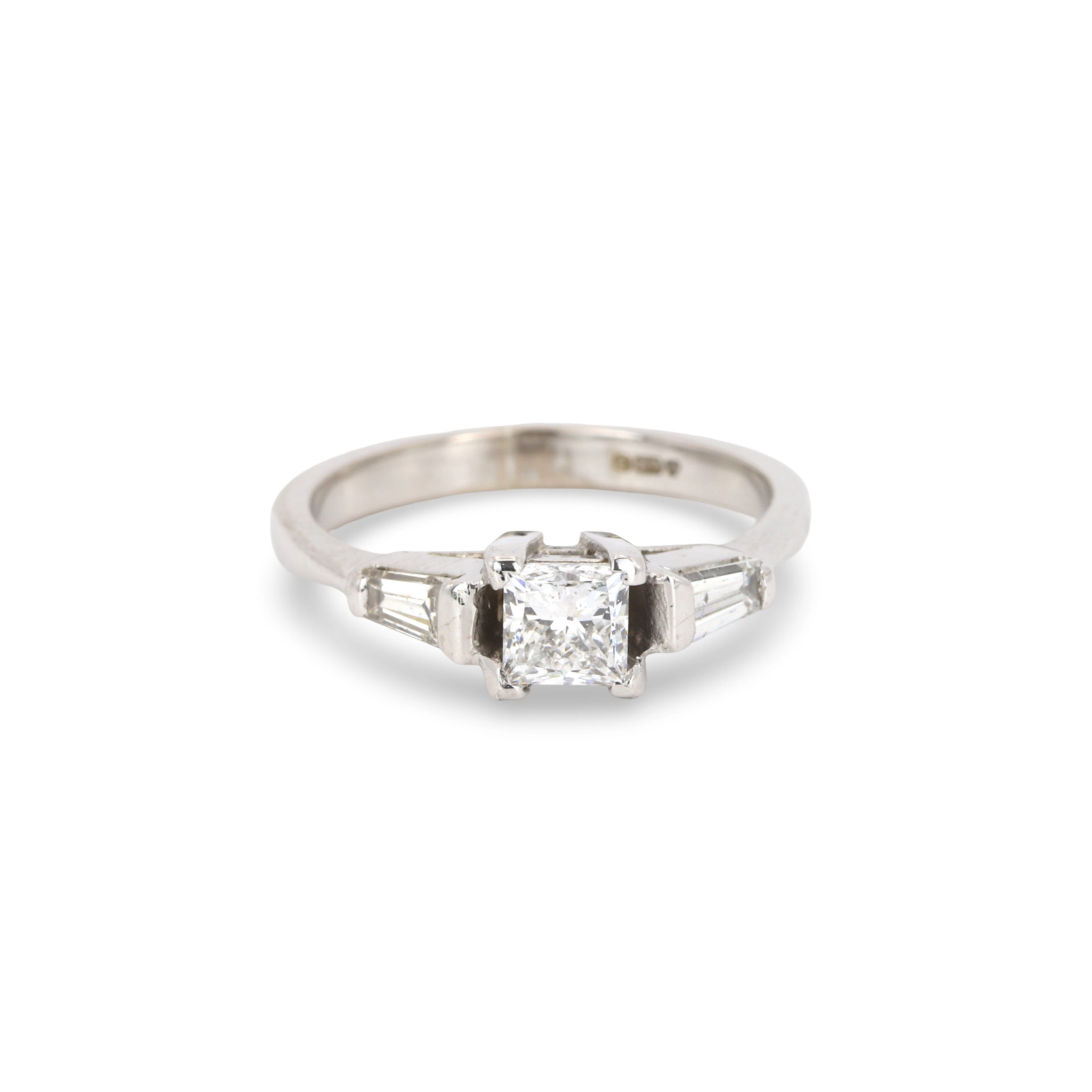 18CT GOLD DIAMOND RING.