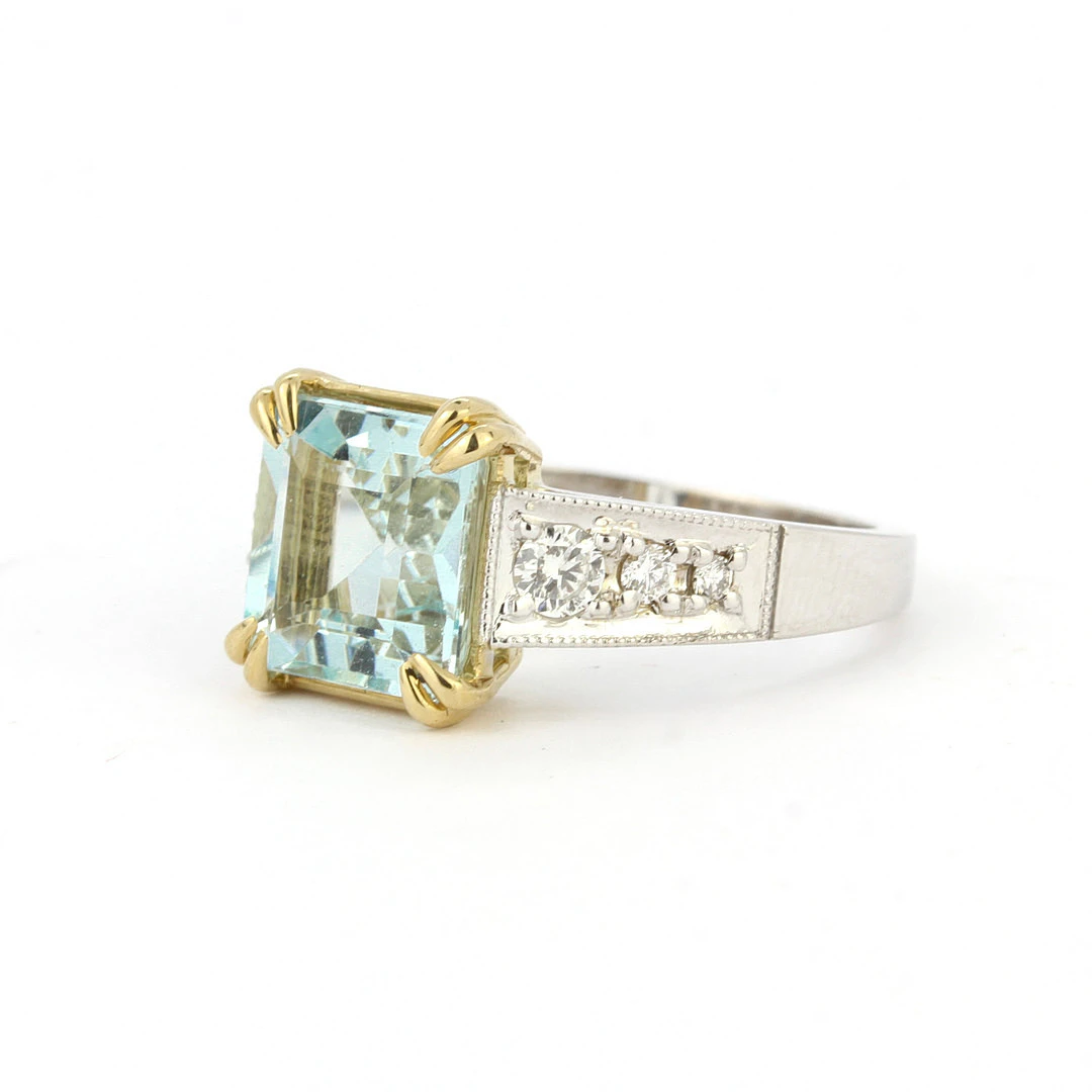 18CT GOLD, AQUAMARINE & DIAMOND RING.