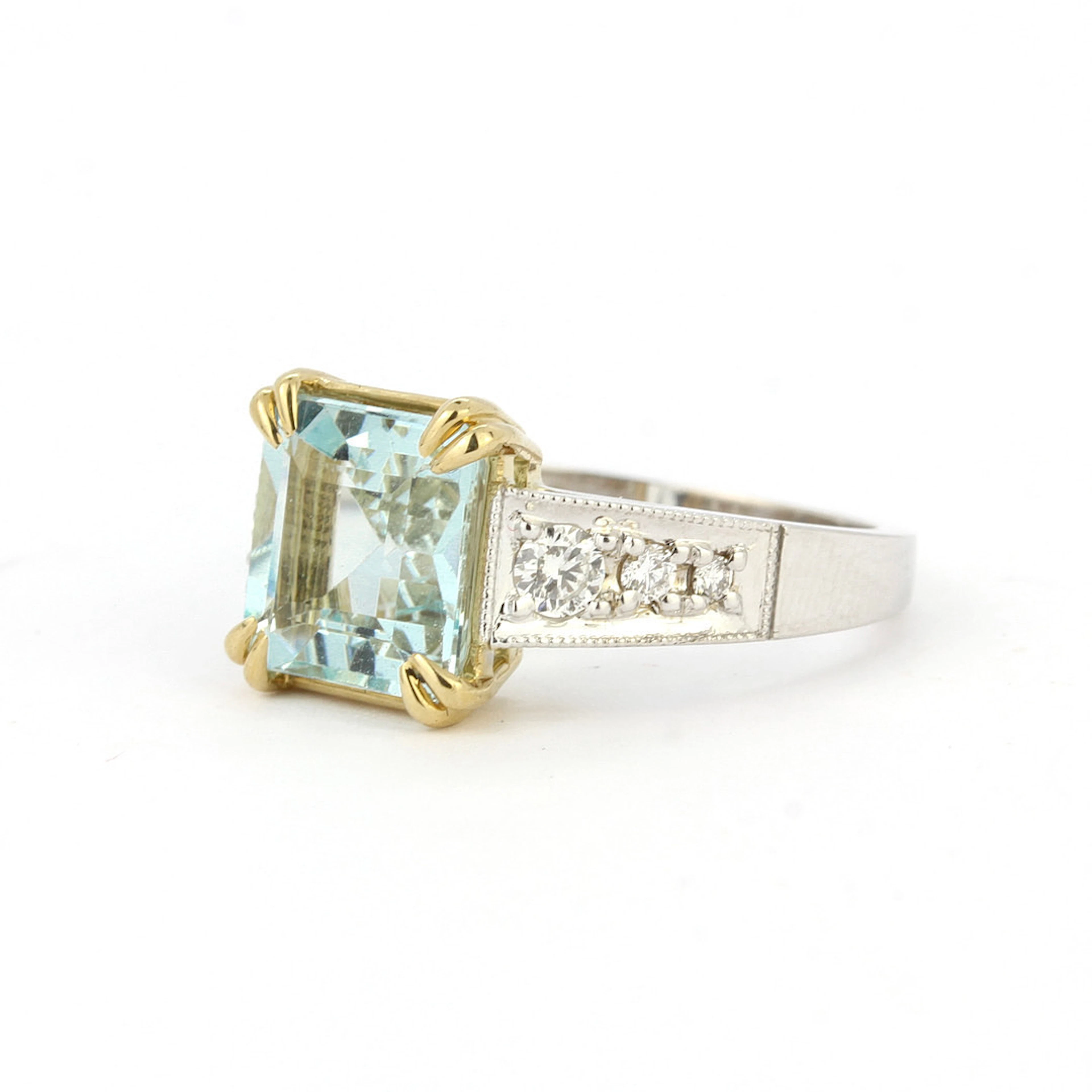18CT GOLD, AQUAMARINE & DIAMOND RING.