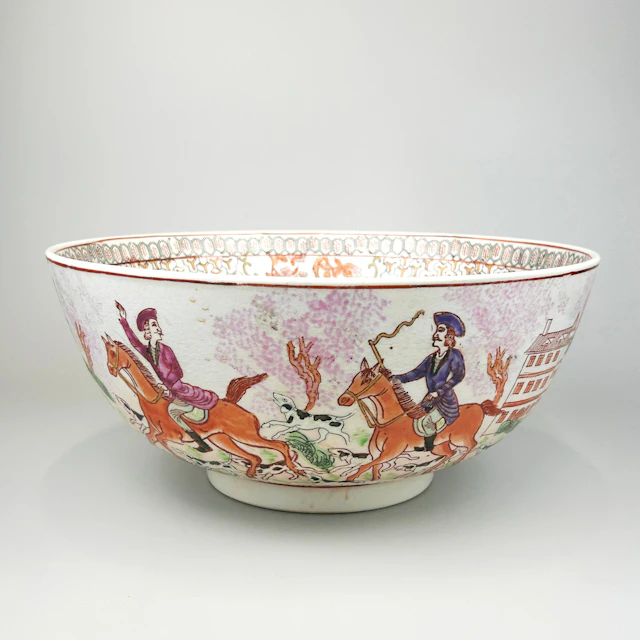 LARGE CHINESE EXPORT PORCELAIN BOWL.
