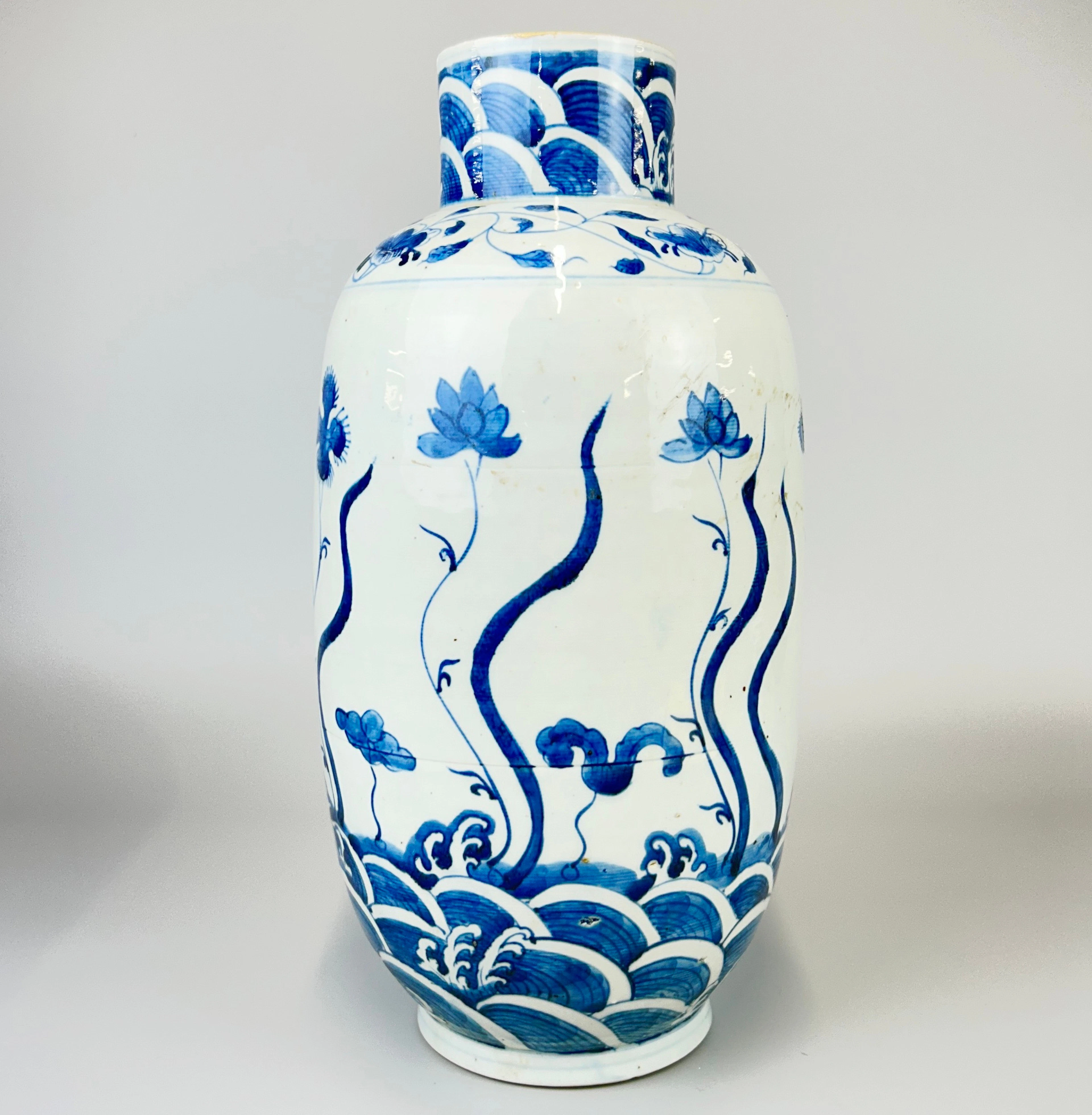 CHINESE BLUE & WHITE PORCELAIN VASE.