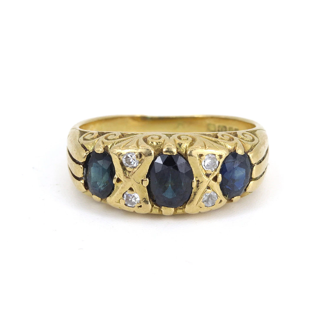 18CT GOLD SAPPHIRE & DIAMOND RING.