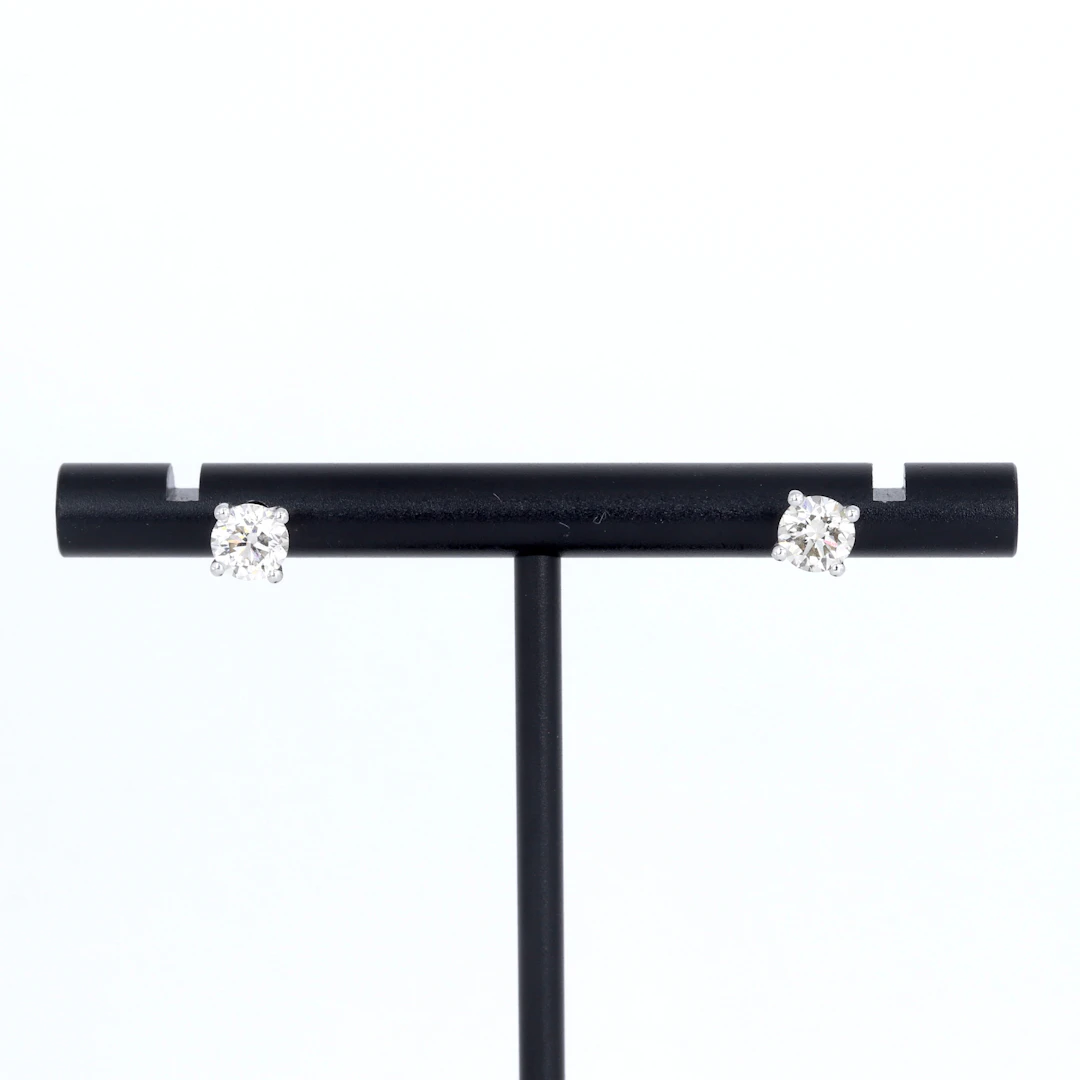 18CT GOLD (0.90CT) DIAMOND STUDS.