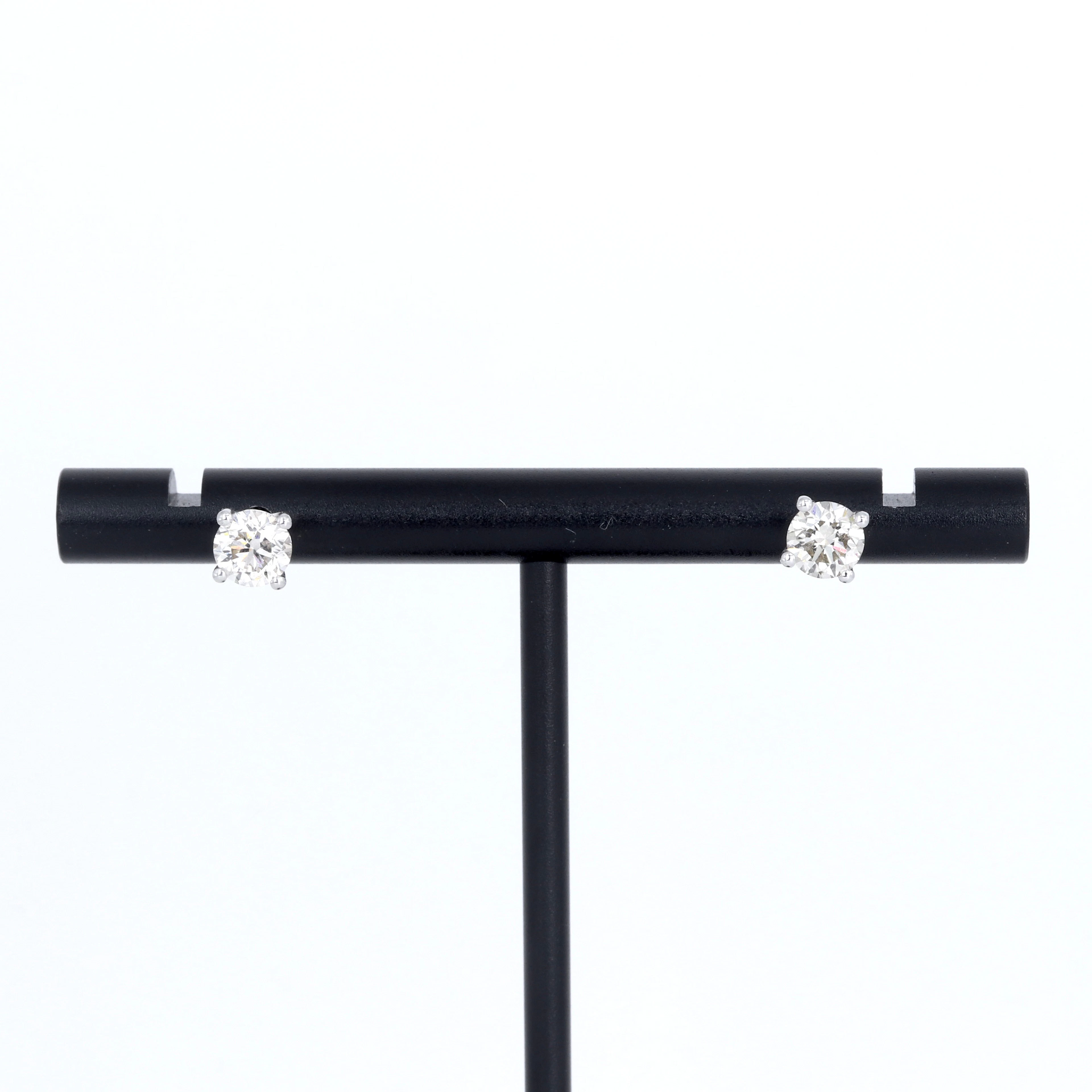 18CT GOLD (0.90CT) DIAMOND STUDS.