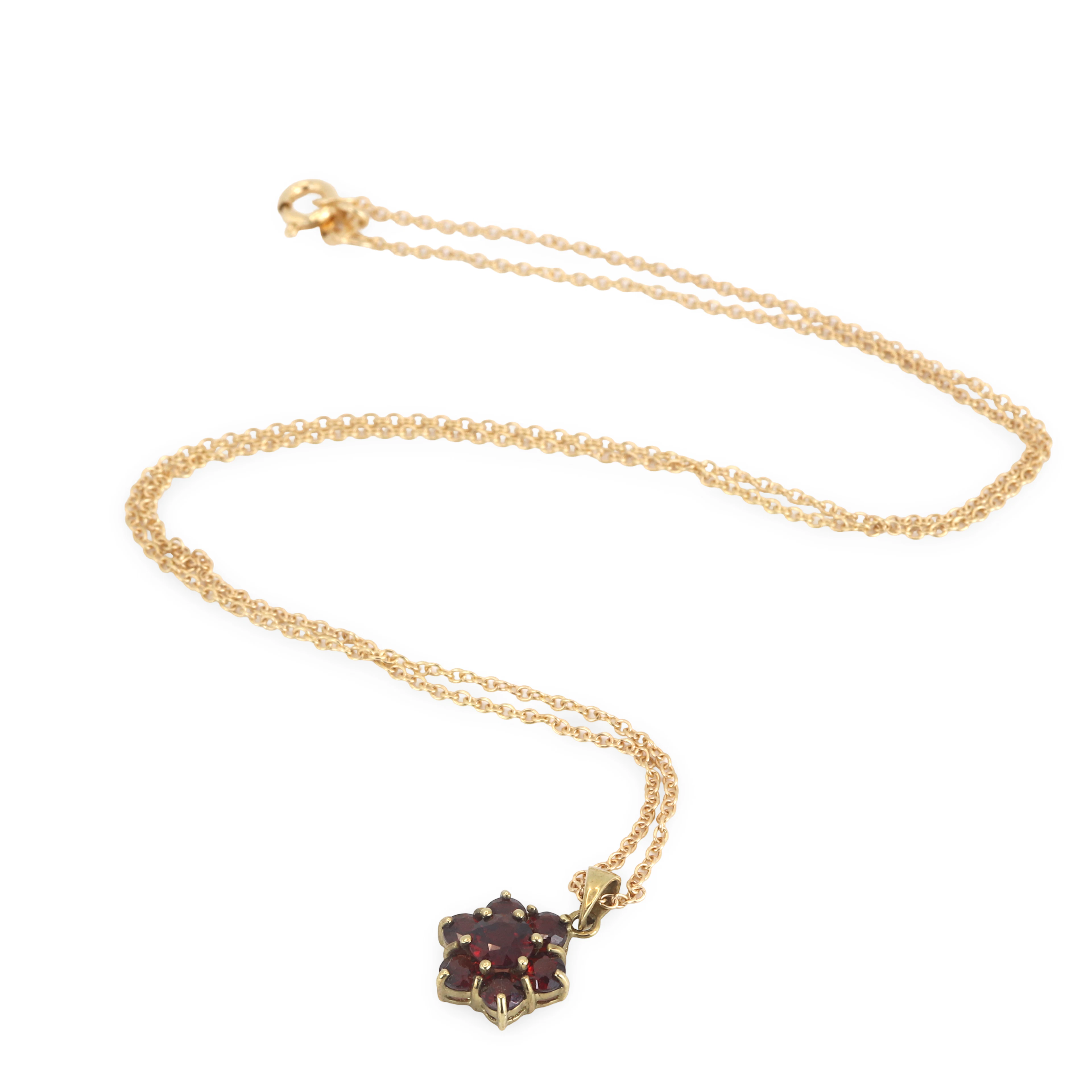 9CT GARNET PENDANT AND CHAIN.