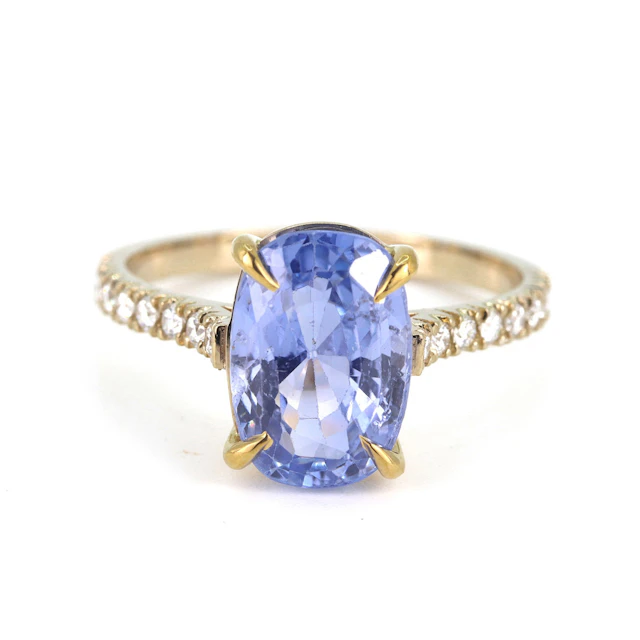 18CT GOLD SAPPHIRE (6CT) & DIAMOND RING.
