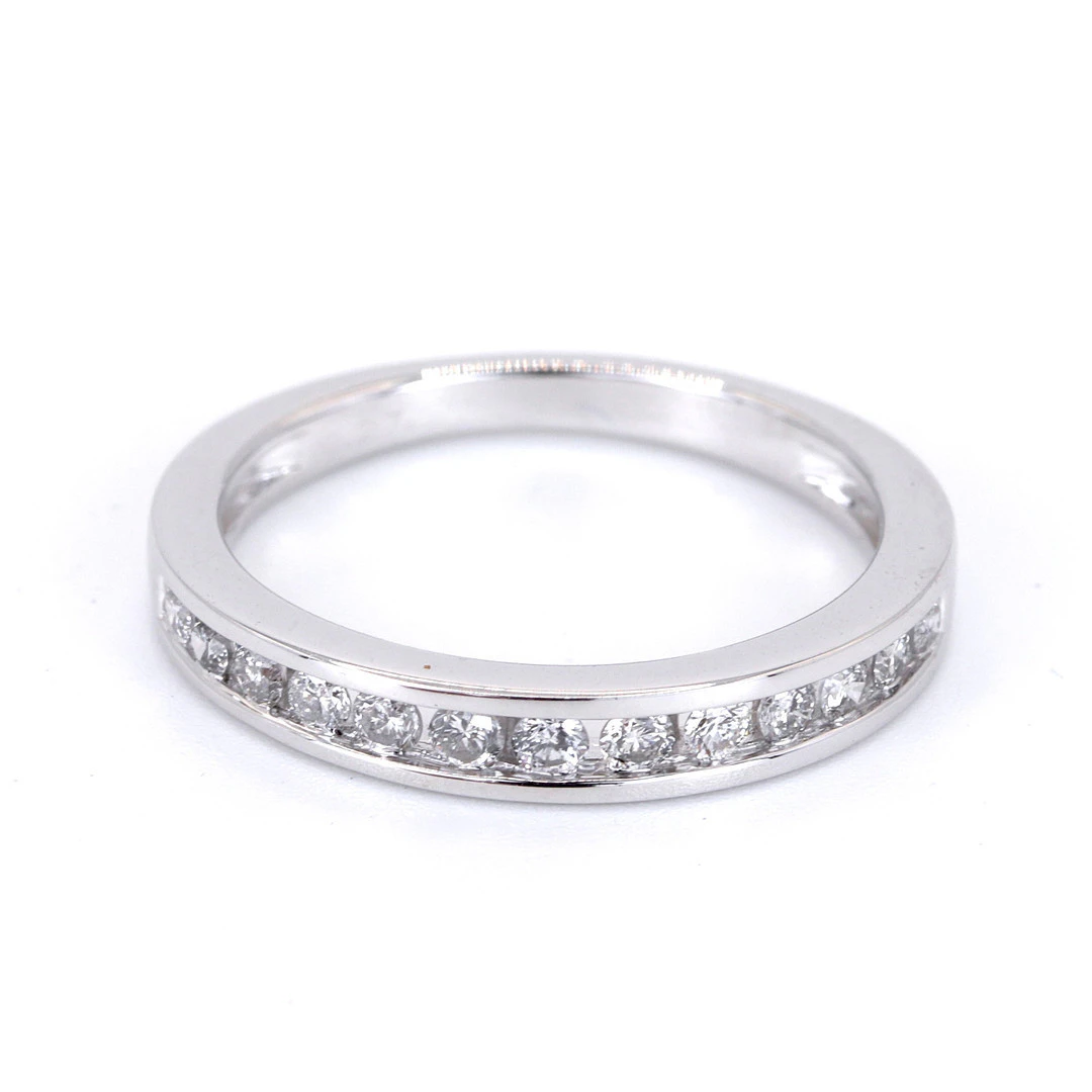 18CT DIAMOND HALF ETERNITY RING.