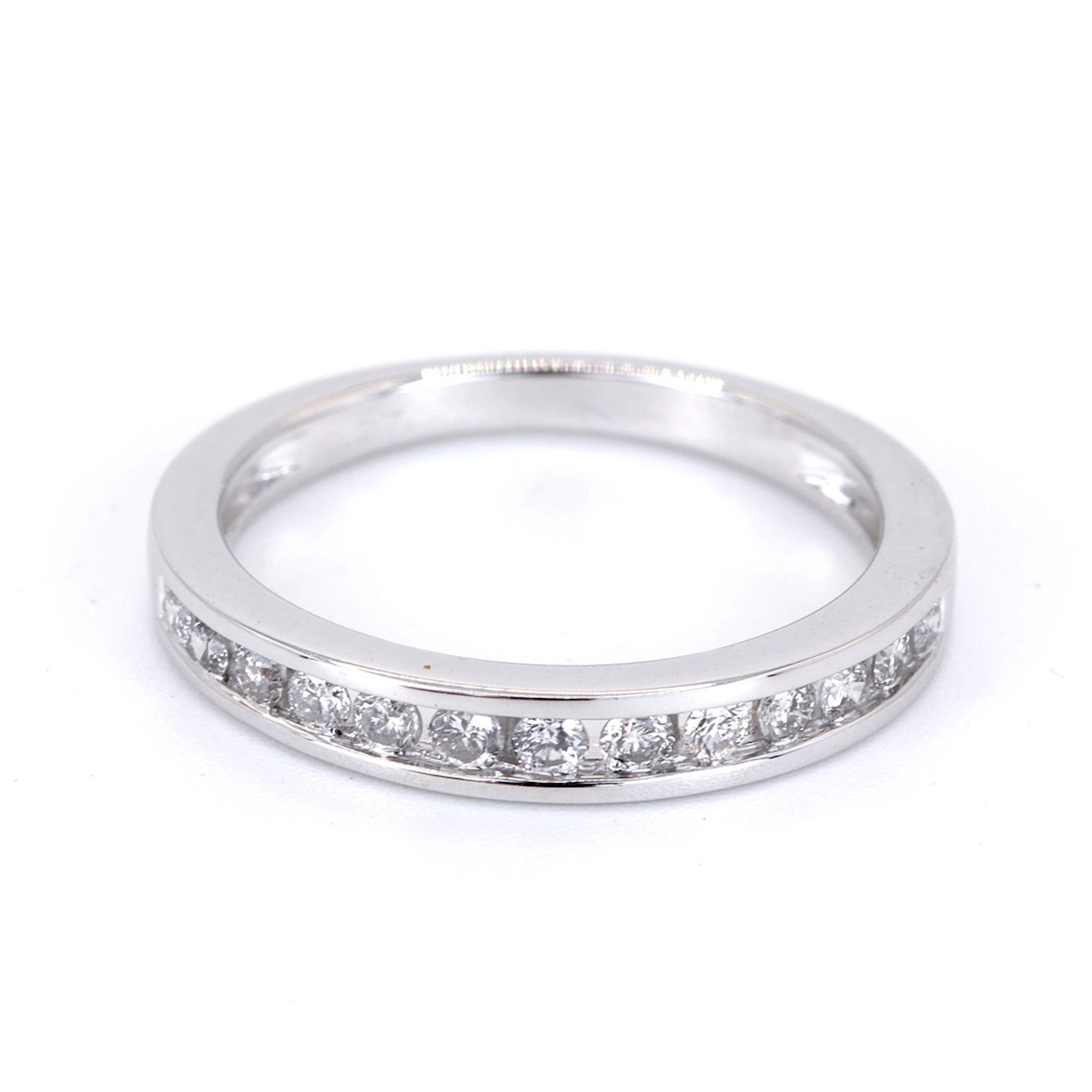 18CT DIAMOND HALF ETERNITY RING.