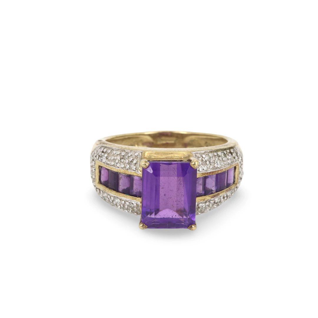 9CT GOLD AMETHYST & DIAMOND RING.