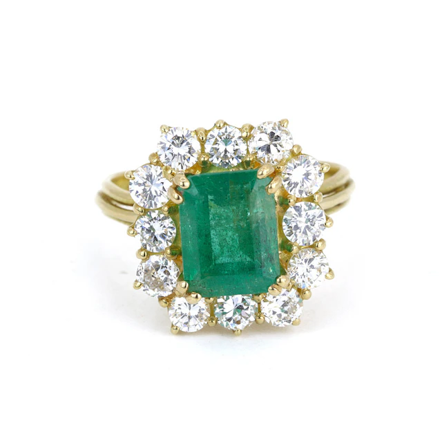 18CT GOLD EMERALD & DIAMOND RING.