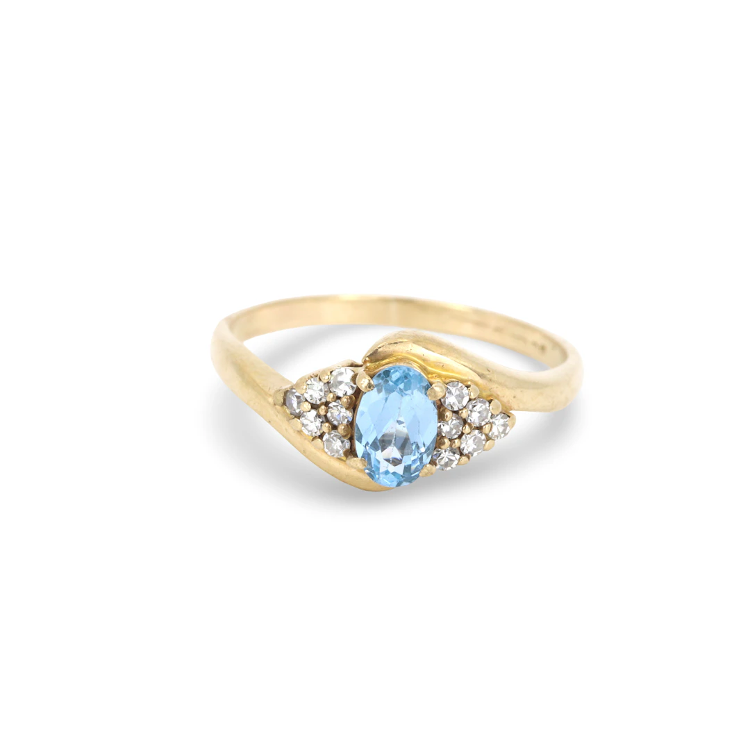 9CT GOLD AQUAMARINE & DIAMOND RING.