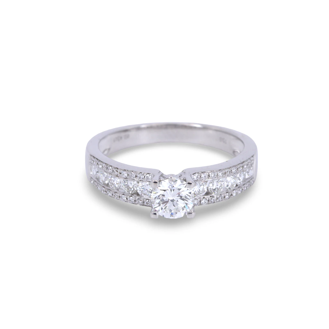 18CT GOLD DIAMOND SET RING.
