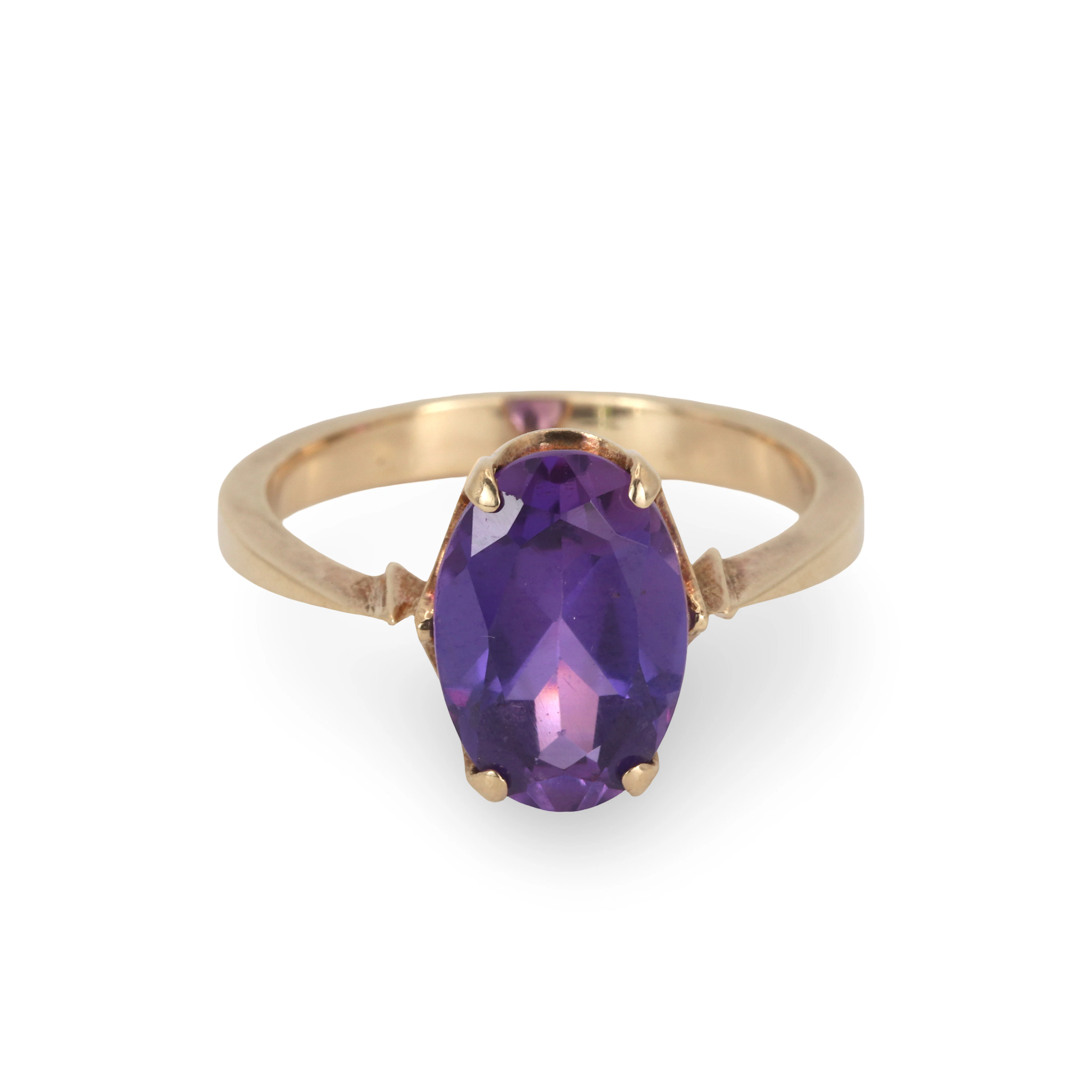 14CT GOLD AMETHYST RING.