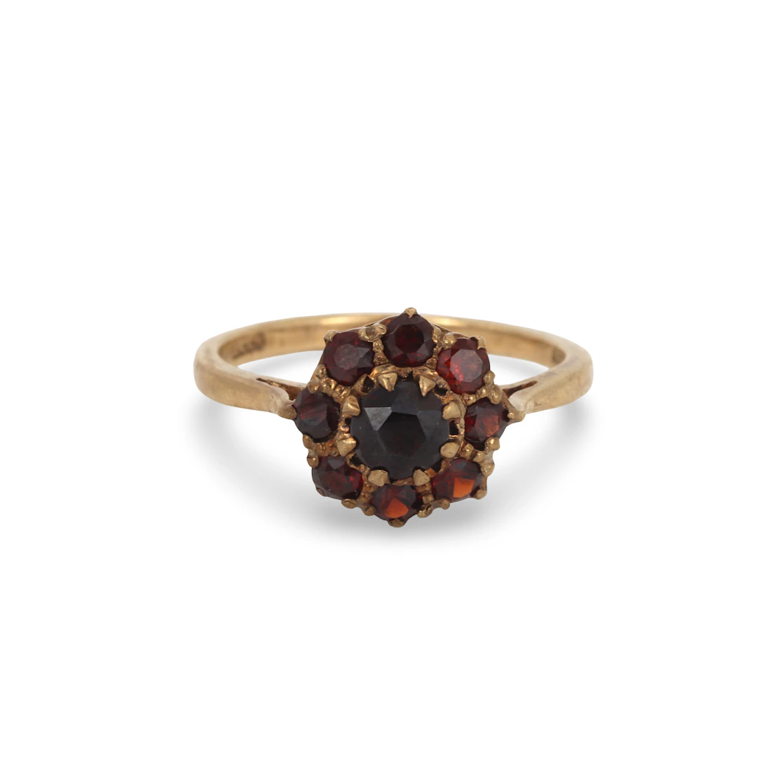 9CT GOLD GARNET CLUSTER RING.