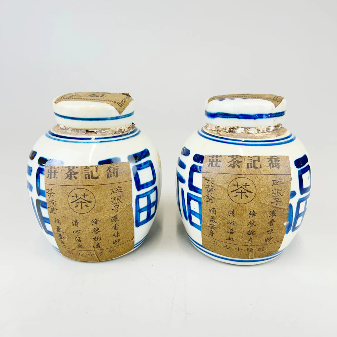 CHINESE BLUE AND WHITE GINGER JARS.