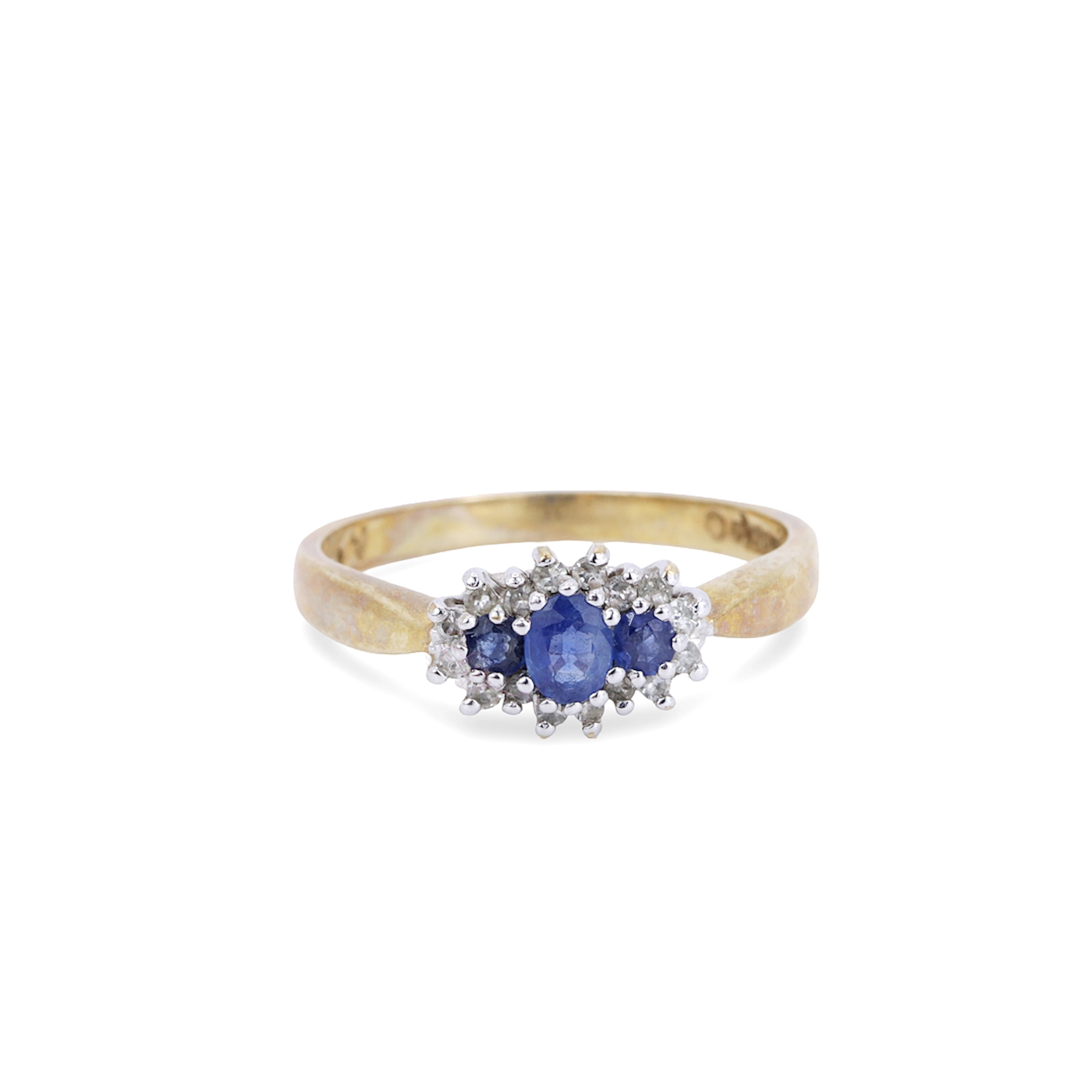 SAPPHIRE AND DIAMOND CLUSTER RING.