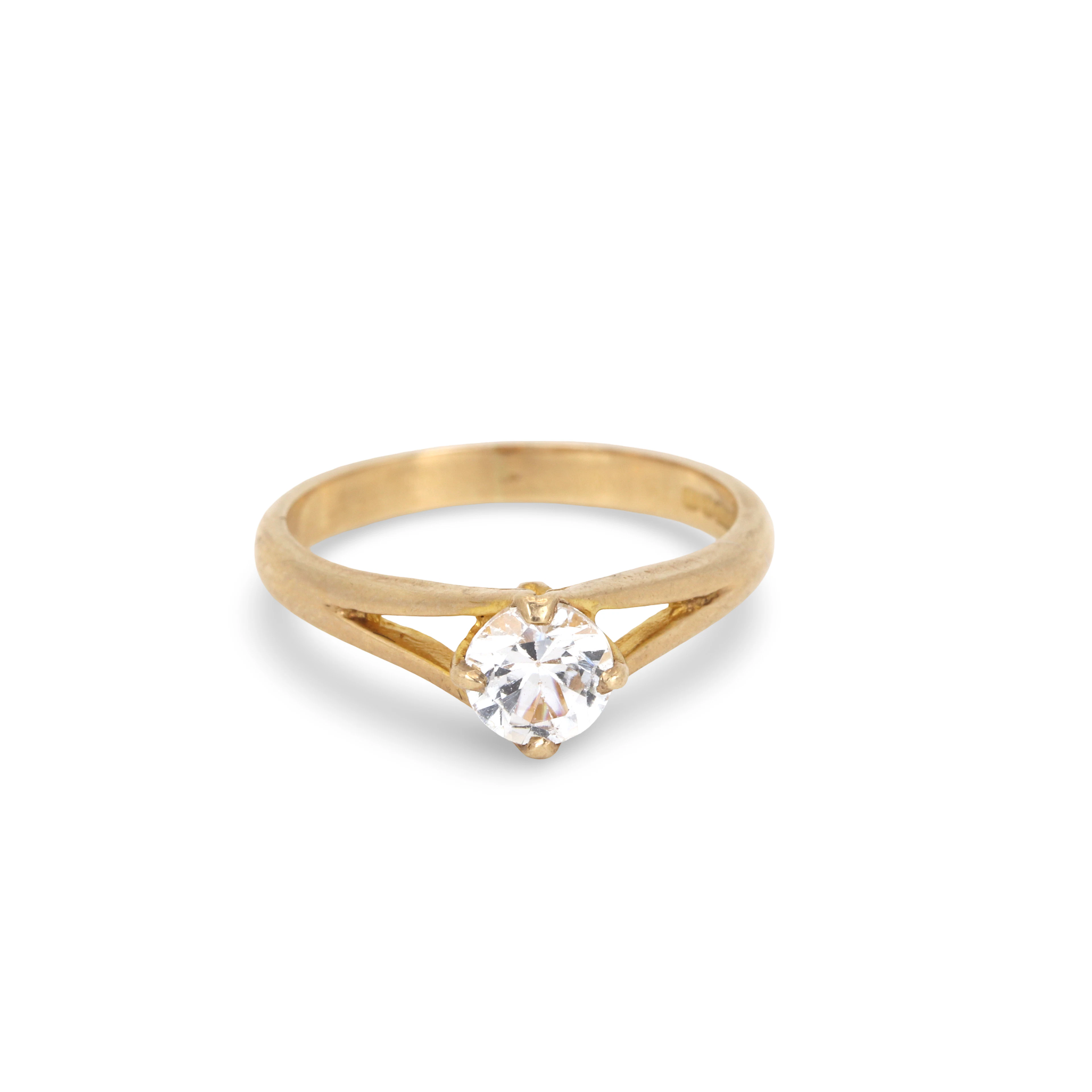 9CT GOLD SAPPHIRE SOLITAIRE RING.