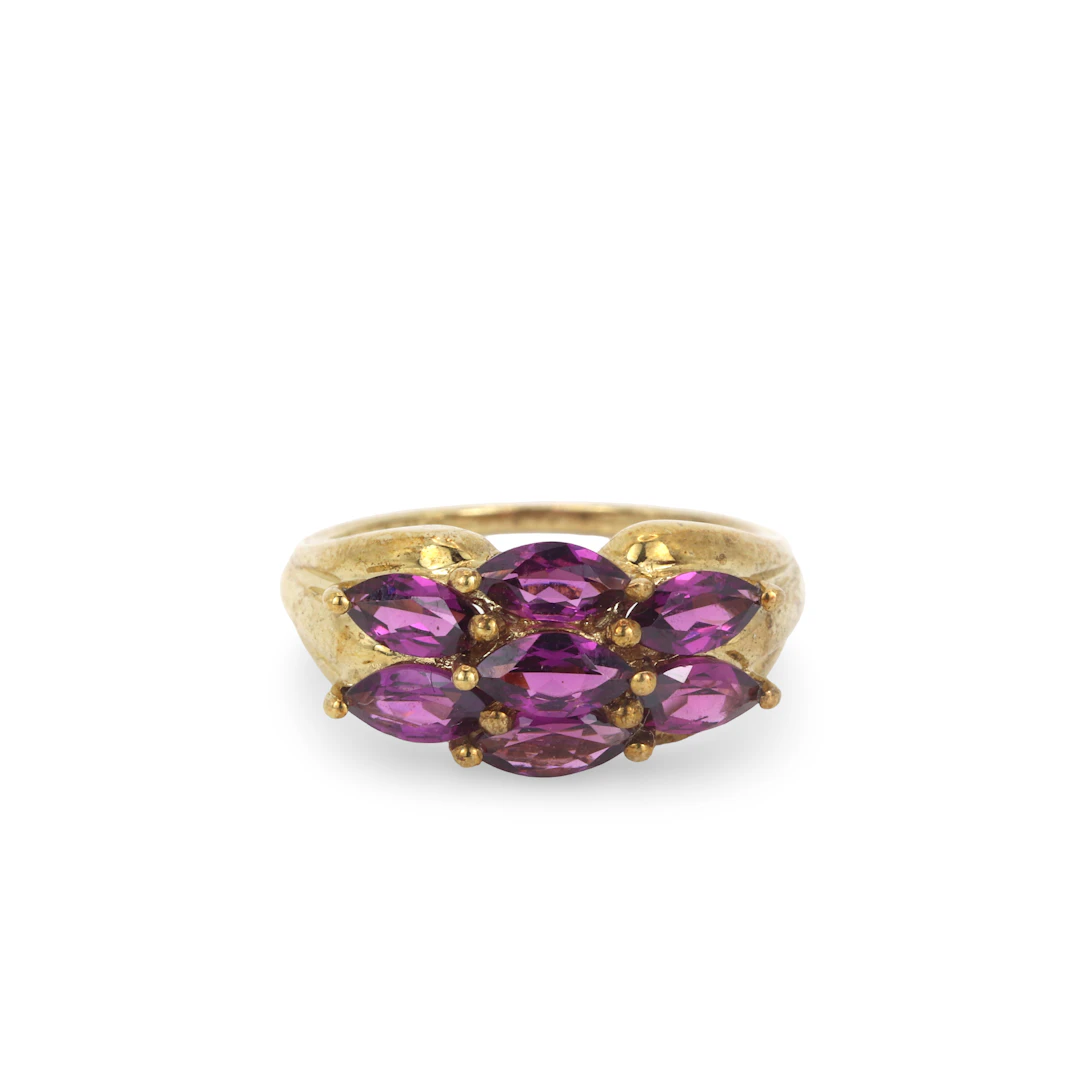 9CT GOLD AMETHYST RING.